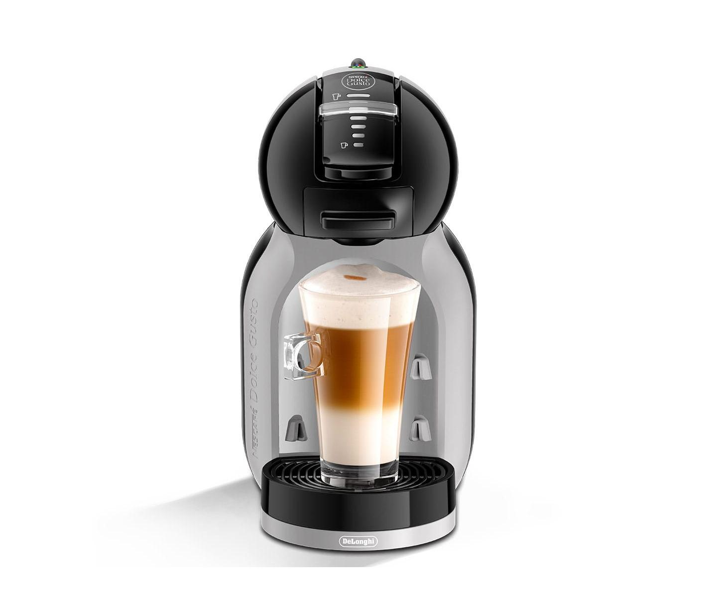 Macchina da caffè con latte macchiato in un bicchiere, vista frontale.