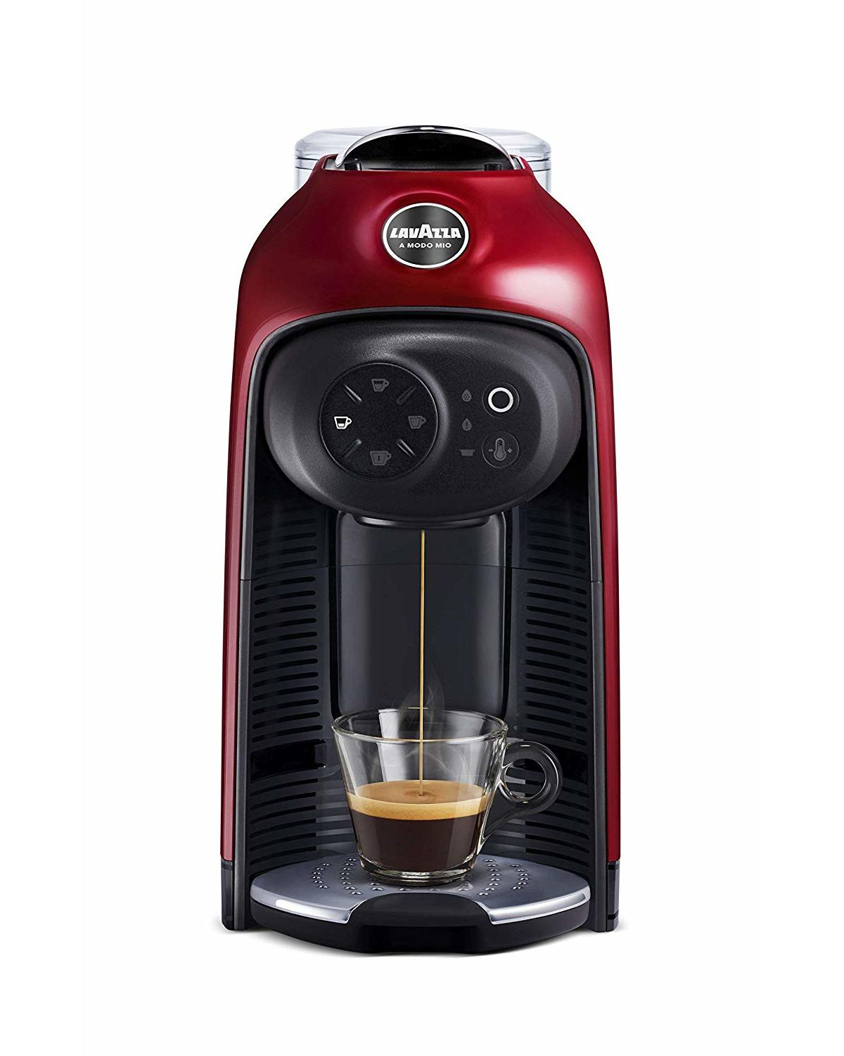 Una máquina de espresso Lavazza roja prepara café en una taza de cristal.