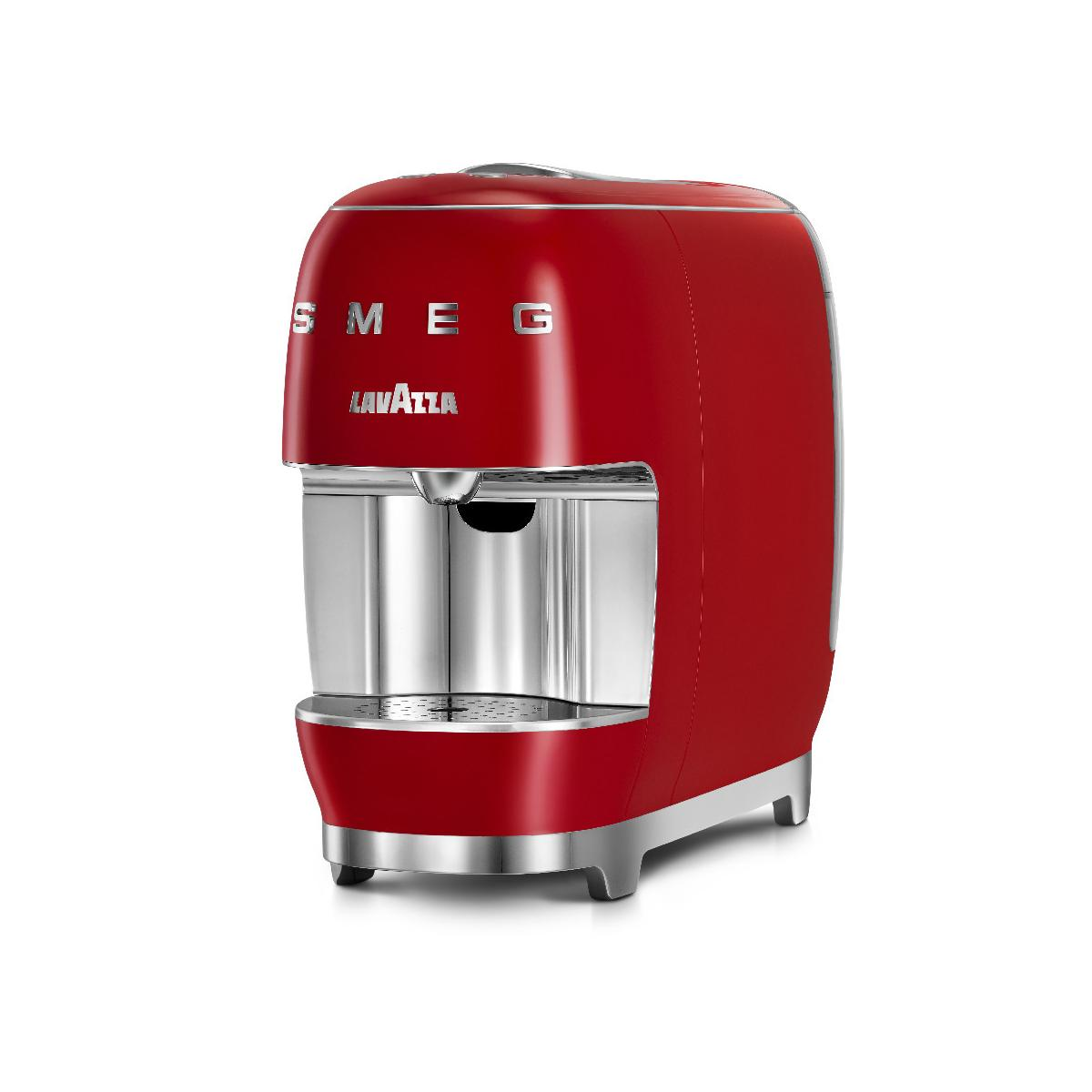 Eine rote SMEG Kaffeemaschine mit Lavazza-Logo auf weißem Hintergrund.