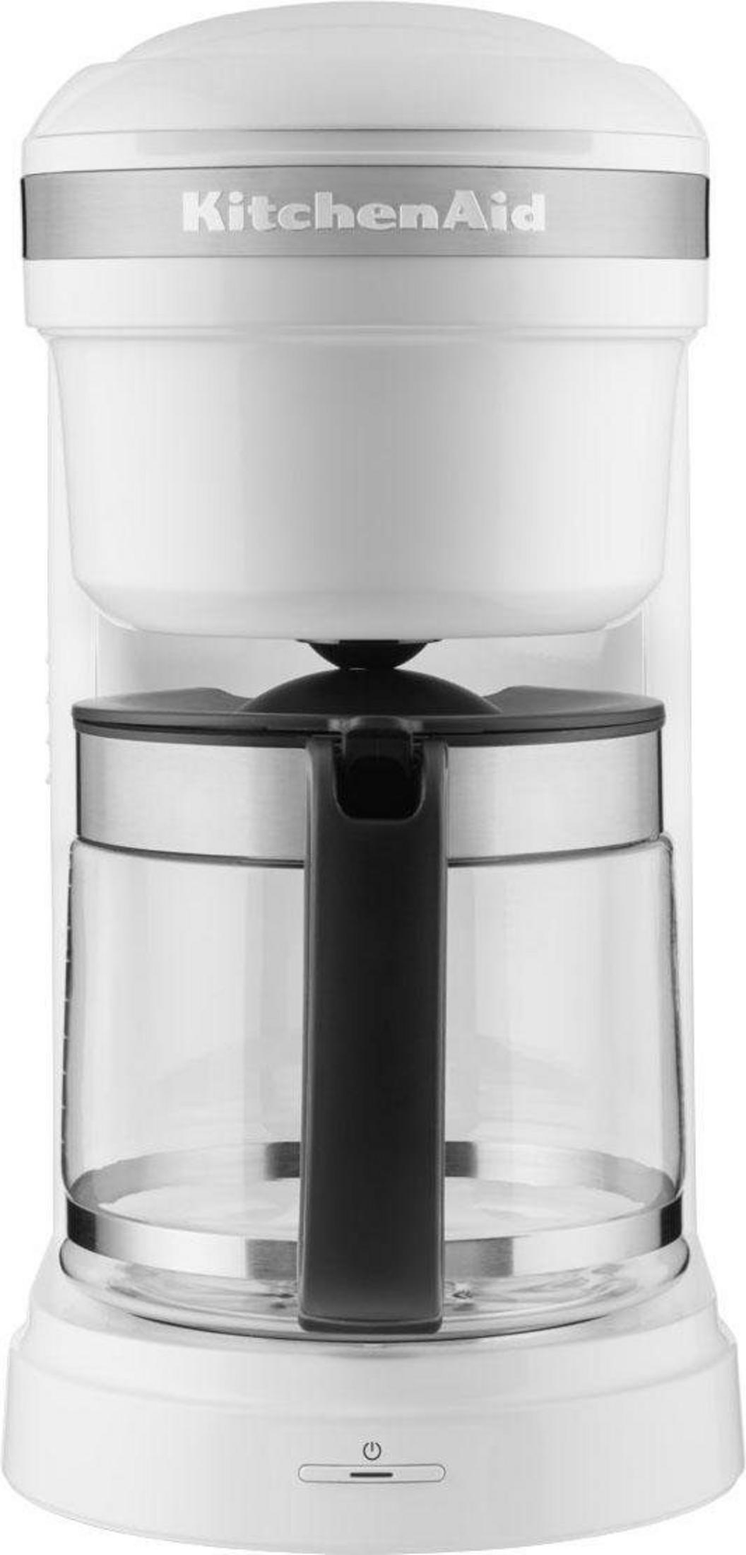 Cam sürahi ve siyah sapa sahip beyaz bir KitchenAid kahve makinesi.