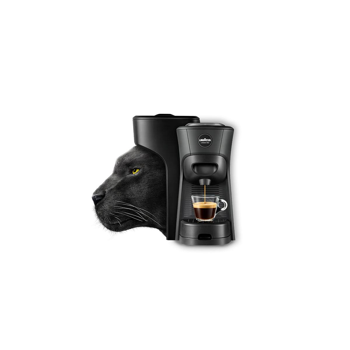 Cabeza de pantera negra junto a cafetera Lavazza sirviendo espresso en taza.