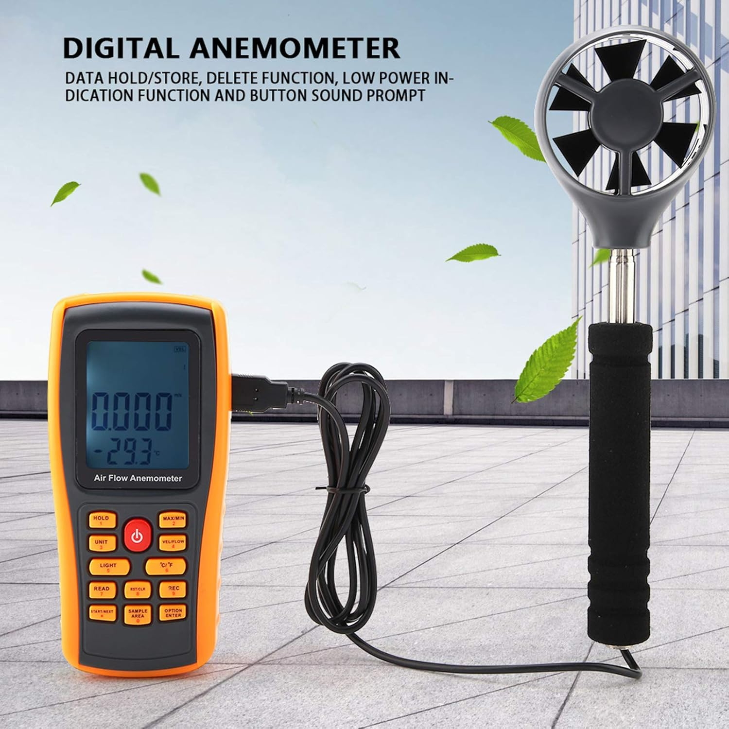 Ein orangefarbenes Anemometer mit schwarzem Kabel und Lüfterkopf auf einer gepflasterten Fläche.