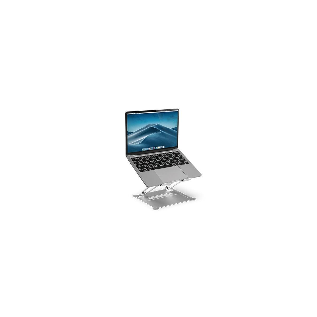 Ein silberner Laptop steht auf einem silbernen Ständer mit einem Bild von Sanddünen auf dem Bildschirm.