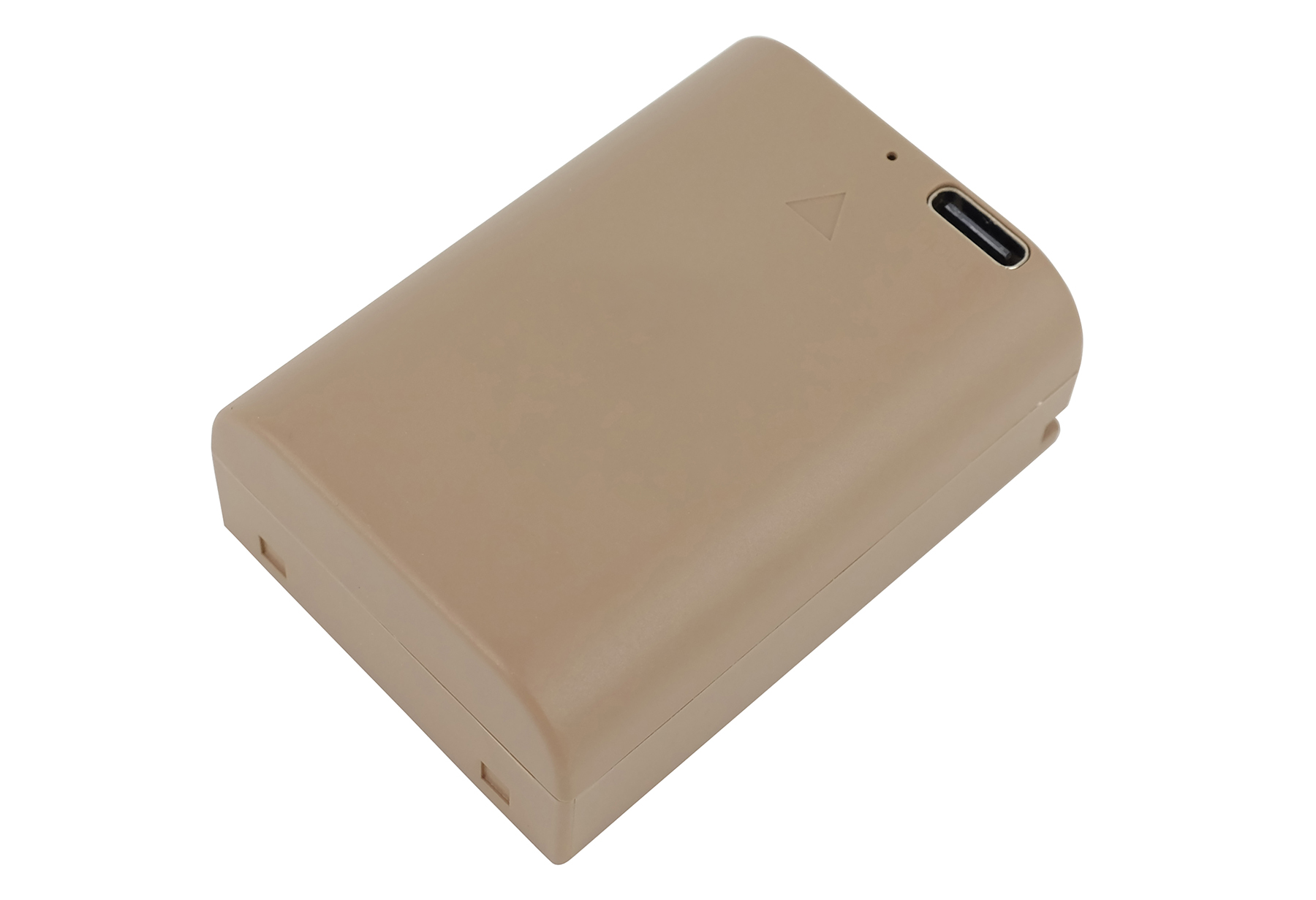 Ein rechteckiger, beigefarbener Akku mit einem USB-C-Anschluss und einem kleinen Loch oben.