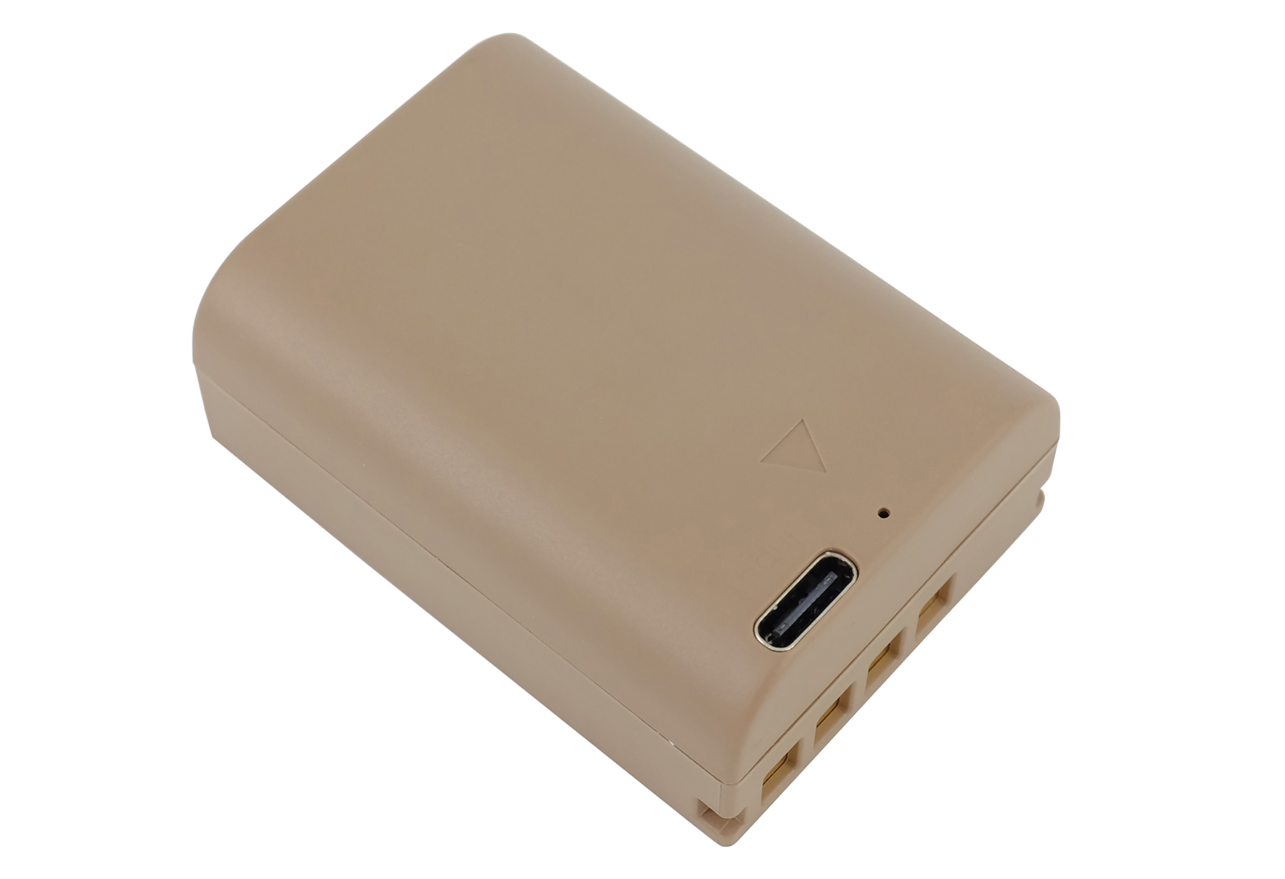 Ein beigefarbener Akku mit einem USB-C-Anschluss und Kontakten.
