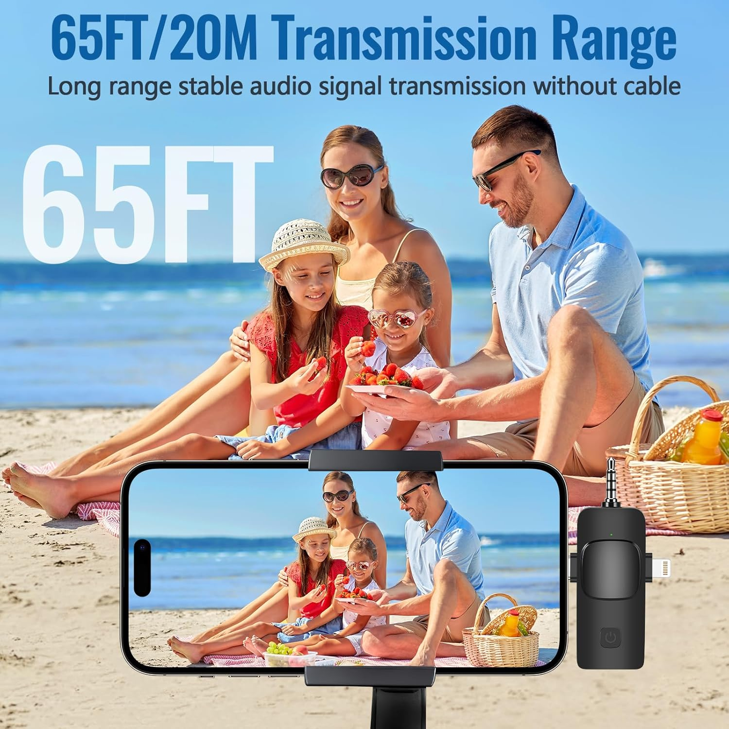 Familie am Strand, Handy zeigt Familie, drahtloser Audioadapter daneben.