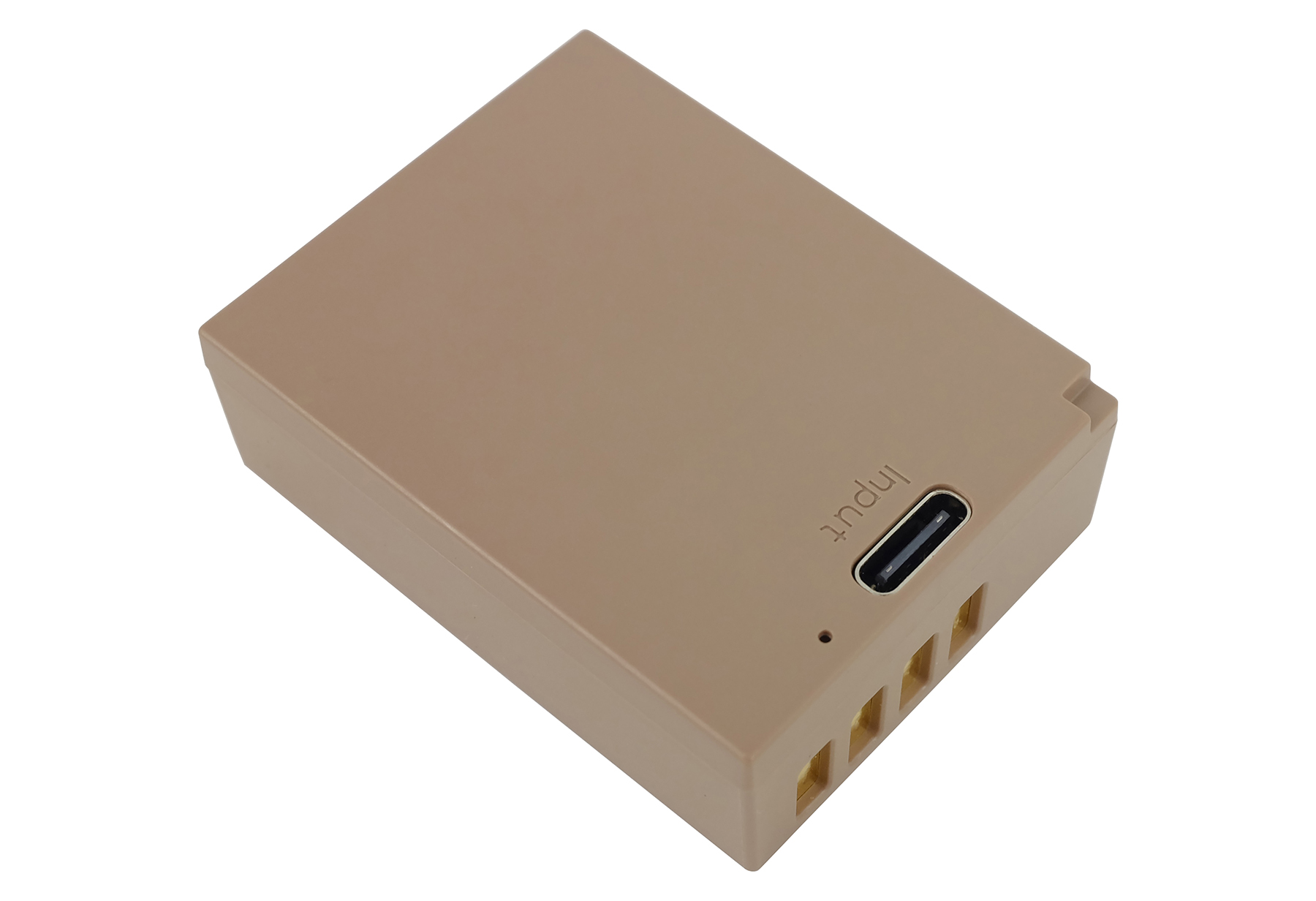 Ein beiger rechteckiger Kasten mit einem USB-C-Anschluss und vier goldenen Kontakten.