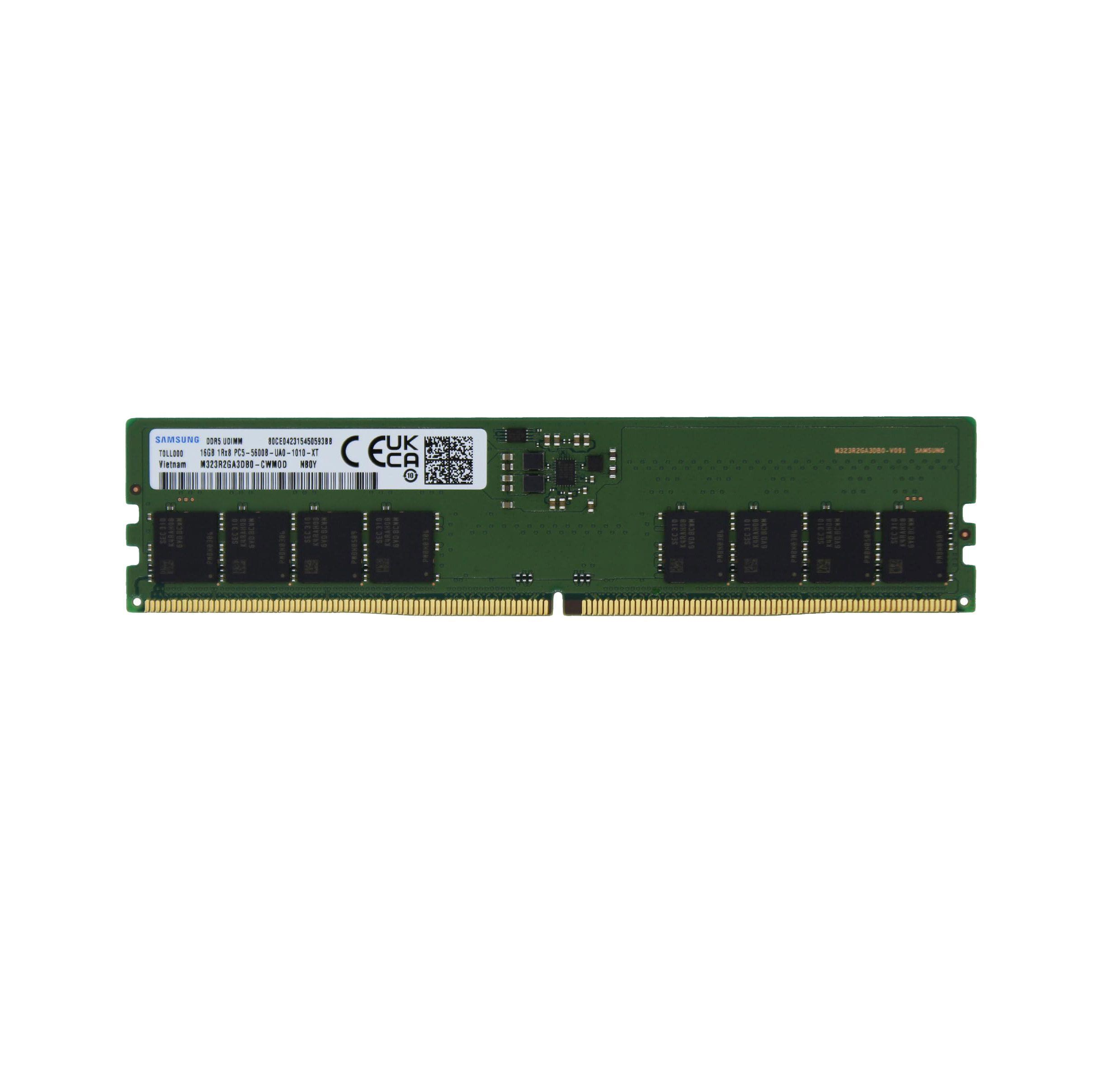 Altın kontaklı ve etiketli yeşil bir DDR5 RAM modülü.