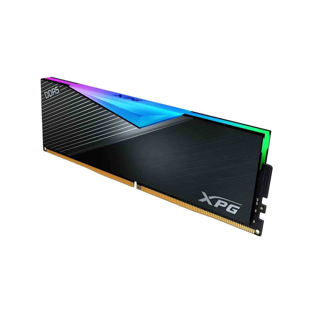 Un modulo RAM DDR5 nero con illuminazione RGB e logo XPG.