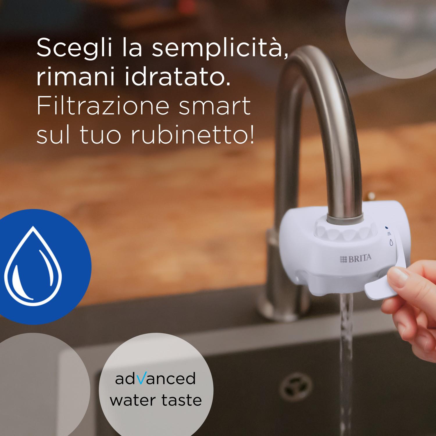 Ein Brita Wasserfilter am Wasserhahn mit fließendem Wasser.