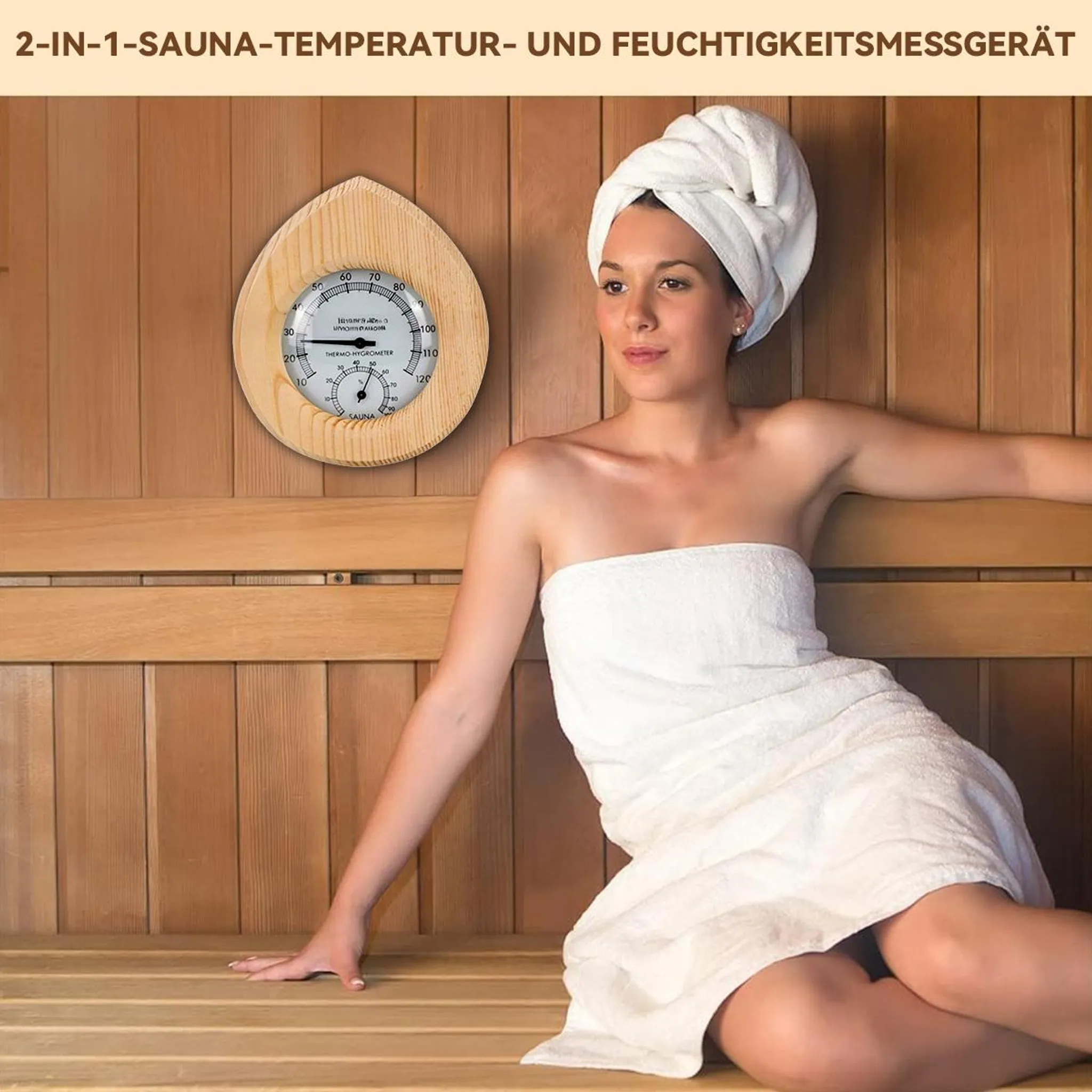 Frau in einem Handtuch in einer Holzsauna mit einem Thermometer/Hygrometer.