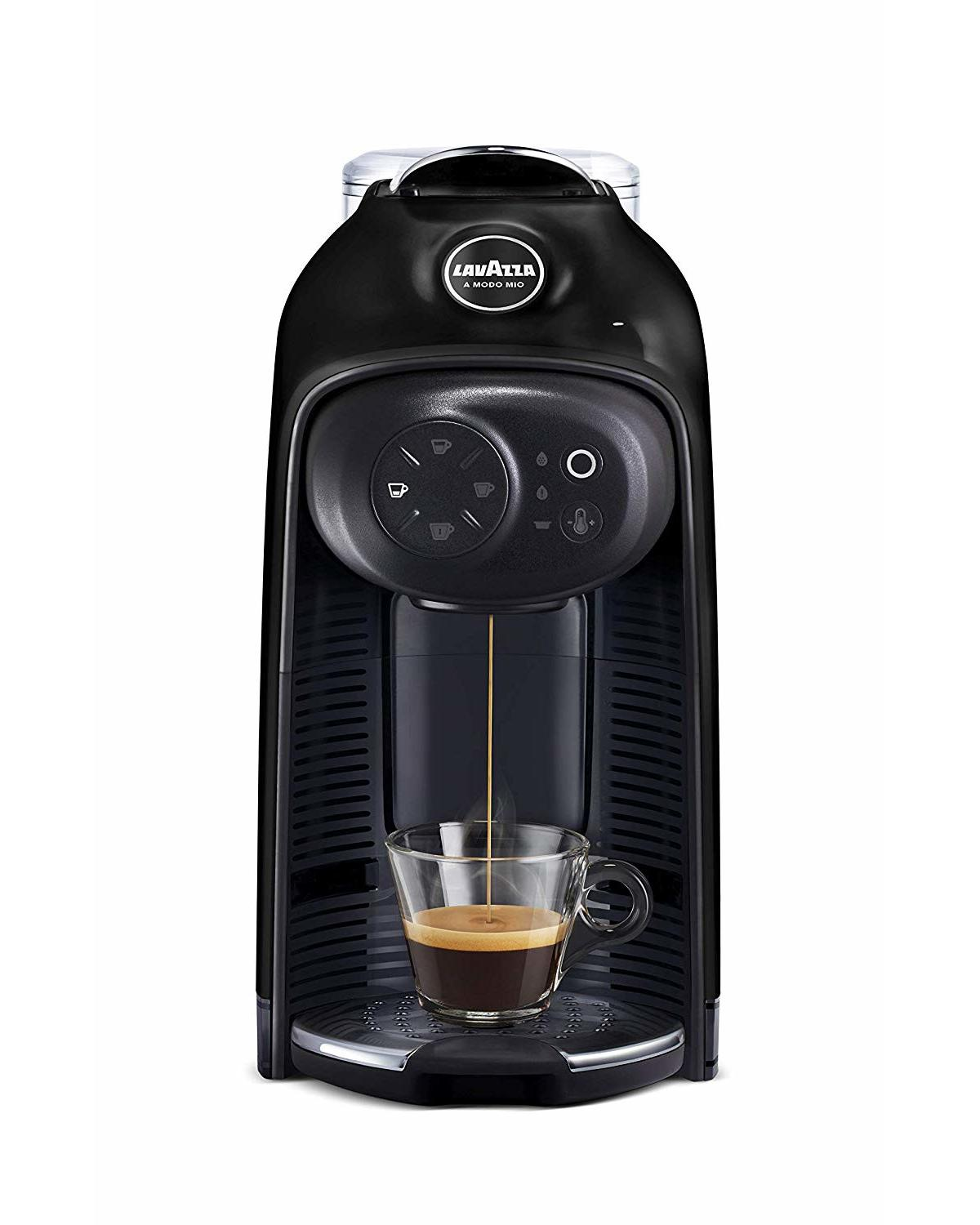 Zwarte koffiemachine zet espresso in een glazen kop. Lavazza logo bovenop.