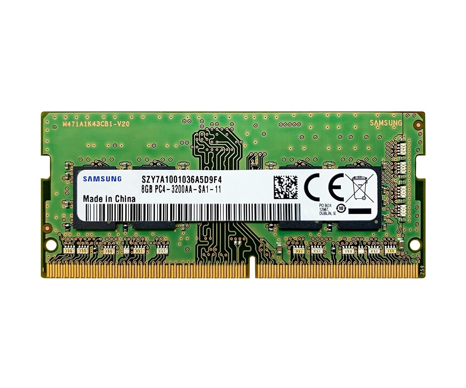 Altın kontaklı ve etiketli yeşil Samsung RAM modülü.