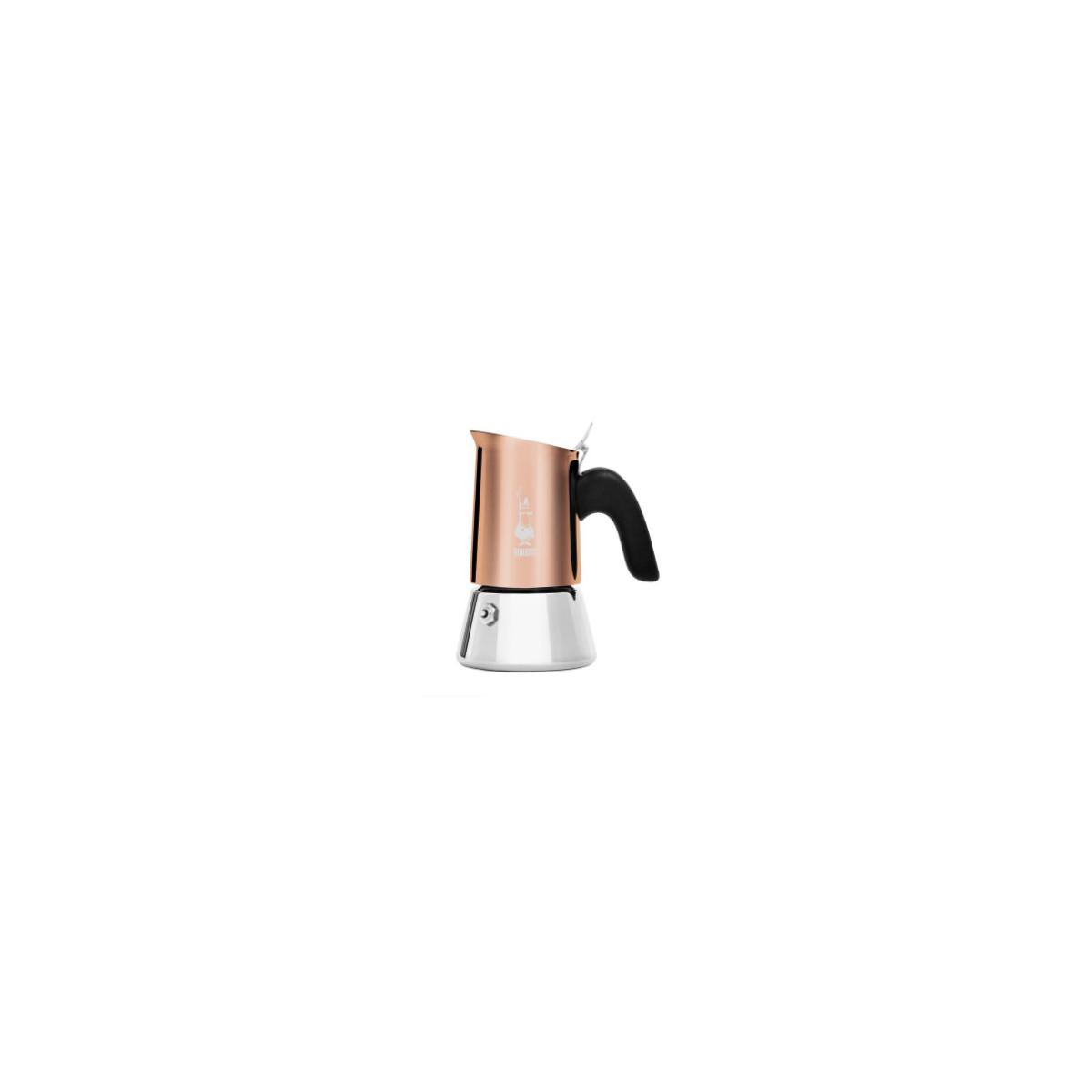 Moka in rame con manico bianco su sfondo bianco.