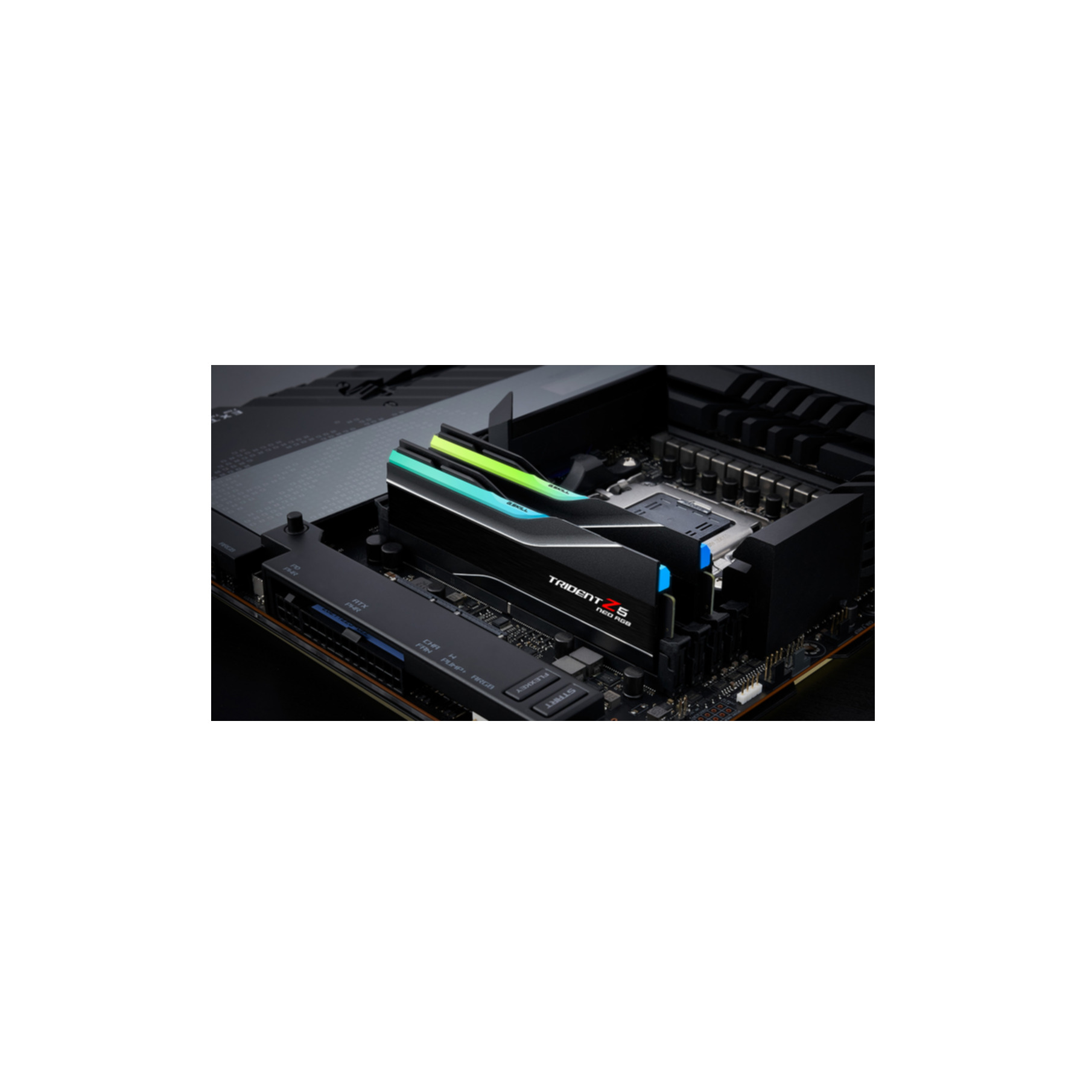 Un modulo RAM nero con illuminazione RGB blu-verde su una scheda madre.