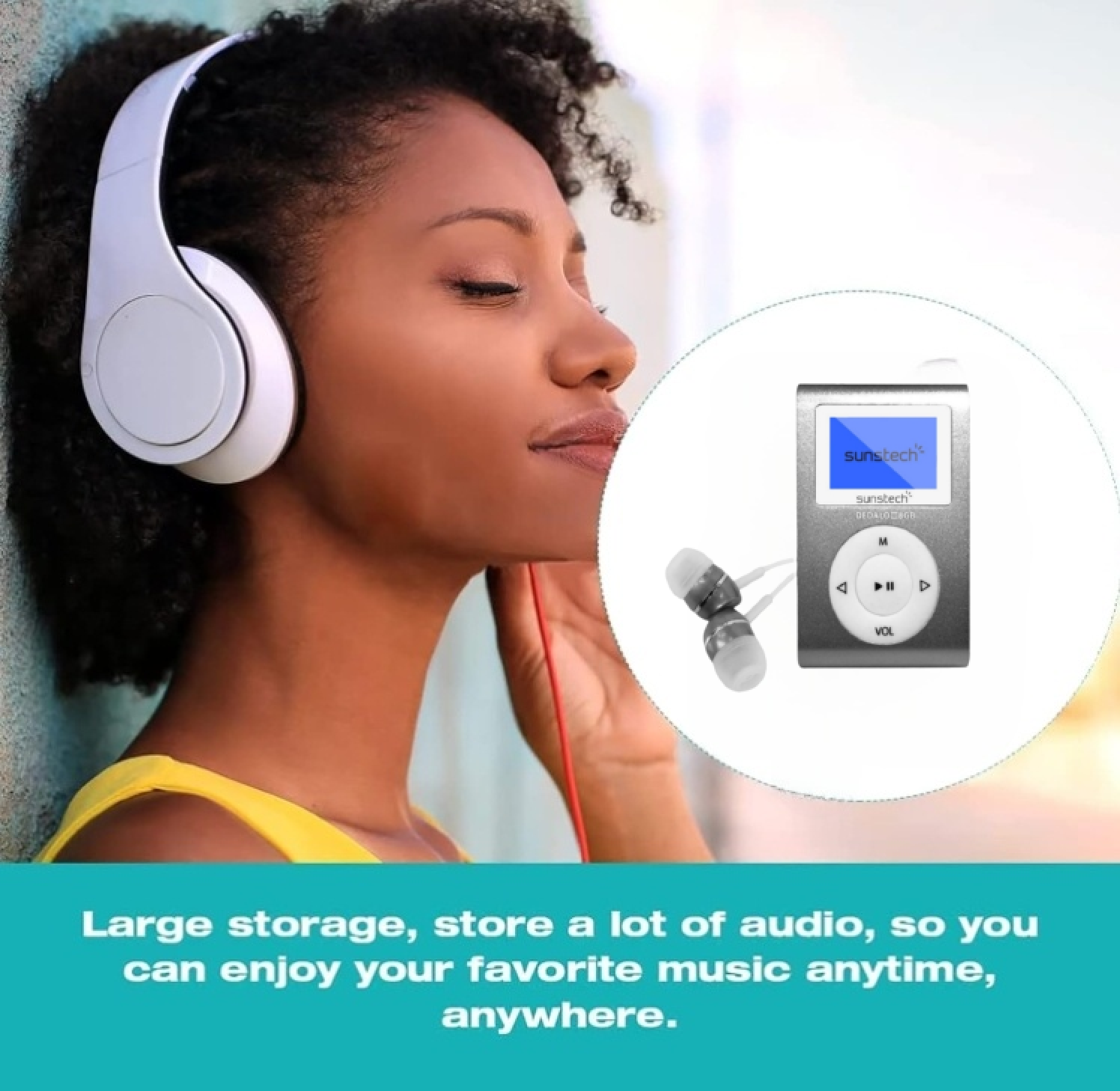 Frau mit weißen Kopfhörern hört Musik, daneben ein MP3-Player.