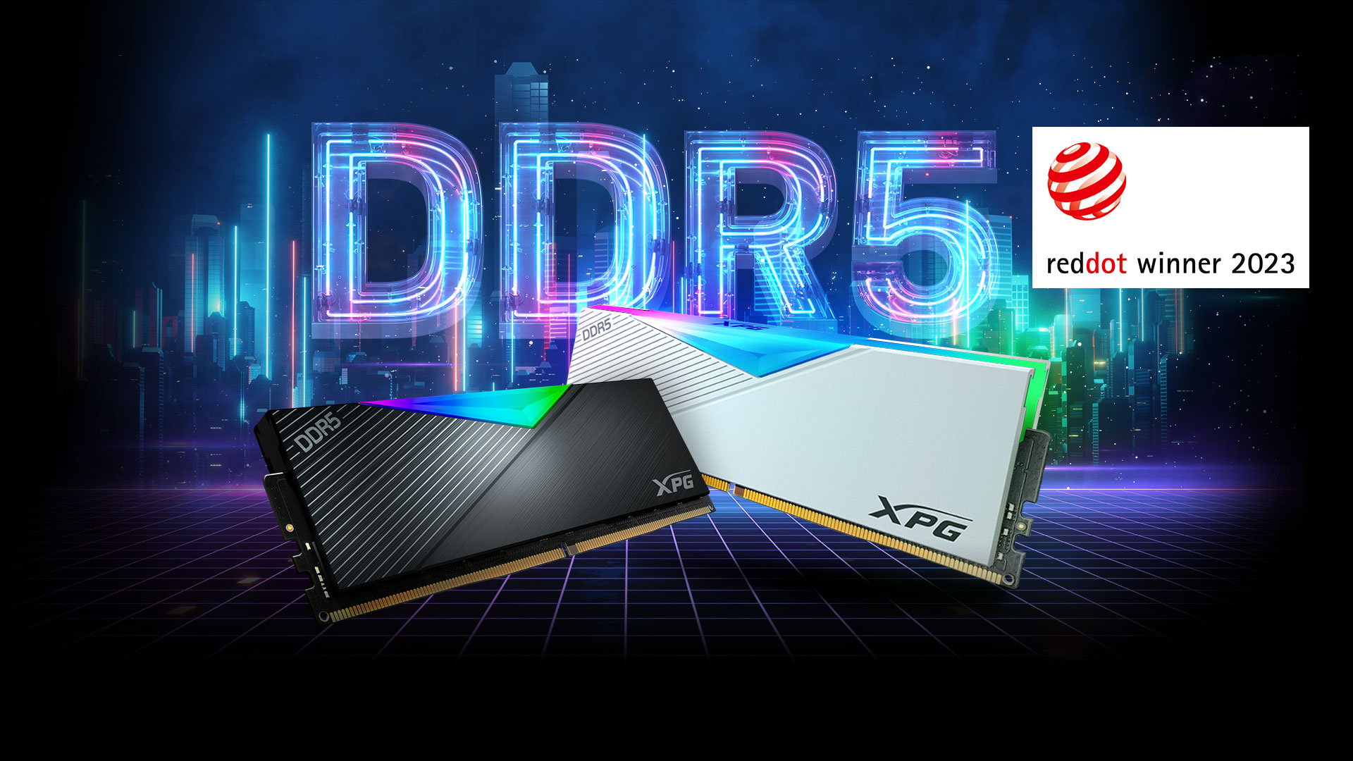 Due moduli RAM DDR5 con illuminazione RGB davanti a un paesaggio urbano al neon.