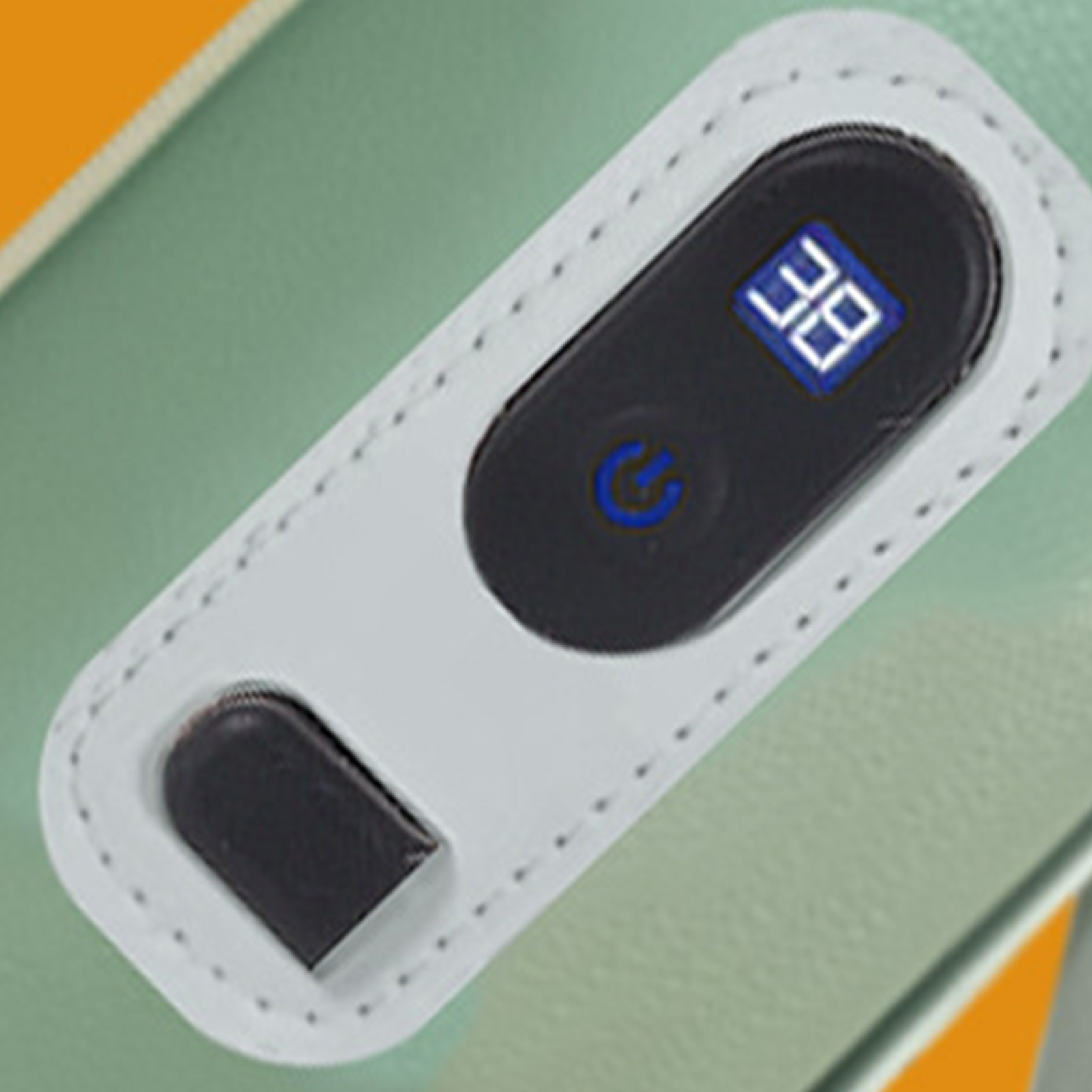 Ein digitales Thermometer mit 38°C Anzeige und Ein/Aus-Symbol.