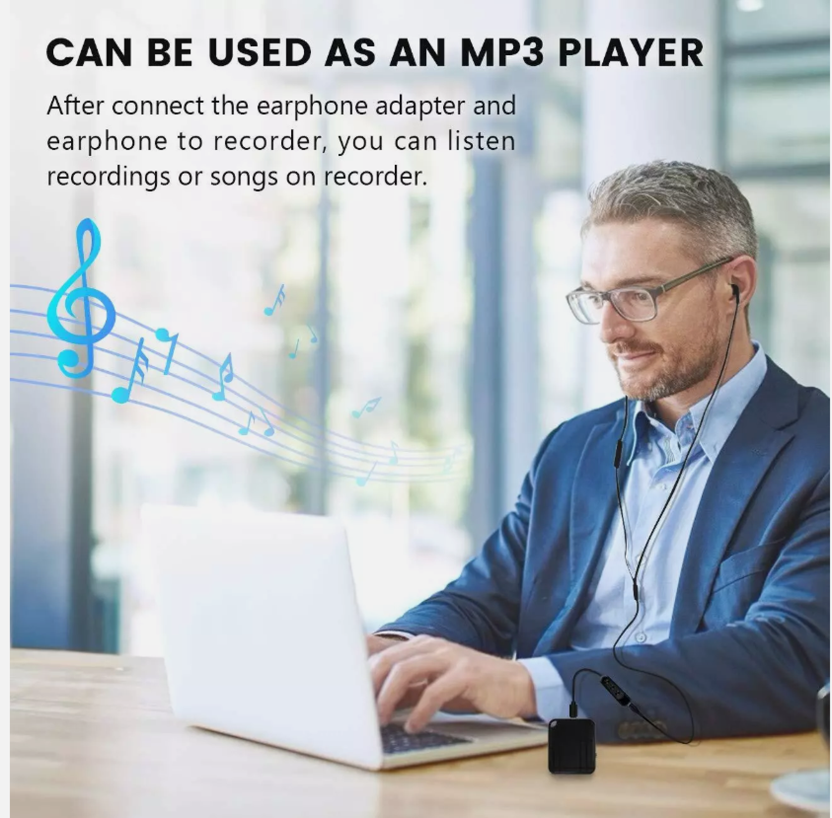 Mann mit Brille hört Musik über Kopfhörer, Laptop und Noten.