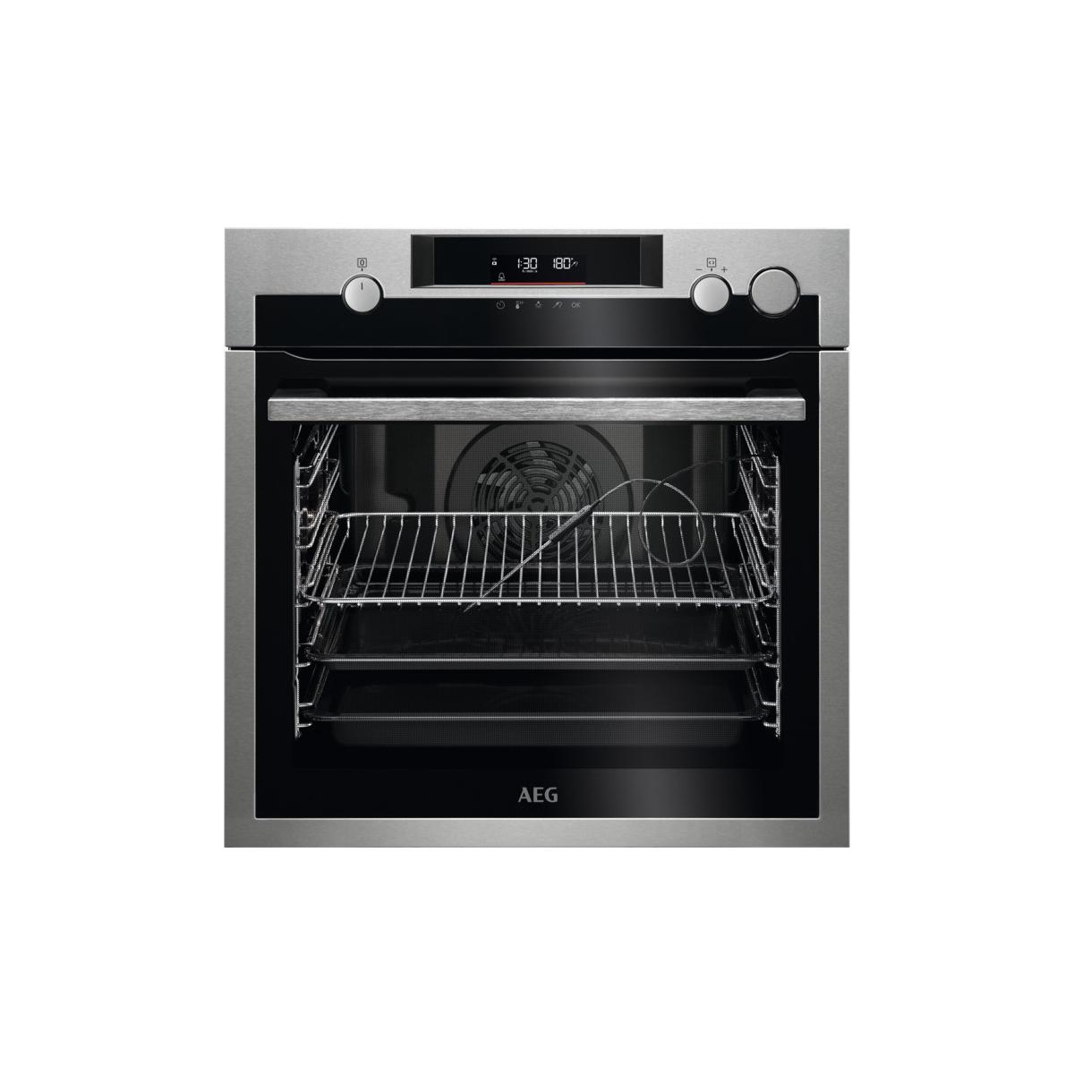 Un horno AEG moderno con pantalla digital, dos perillas y un ventilador interno.