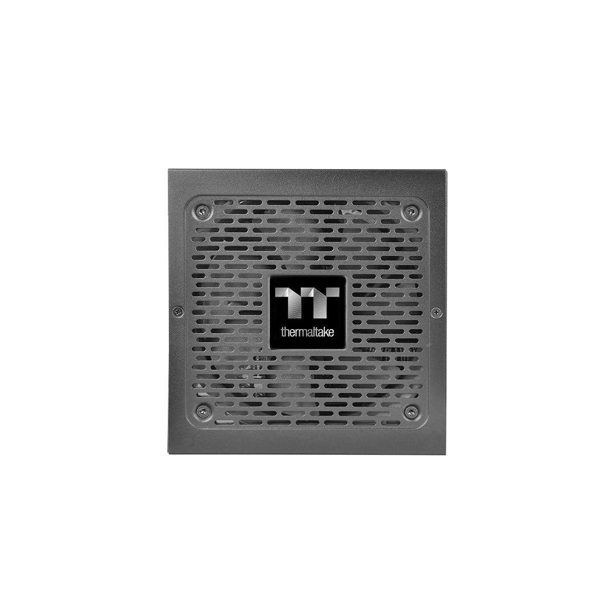 Un alimentatore con logo Thermaltake e griglia di ventilazione su sfondo bianco.