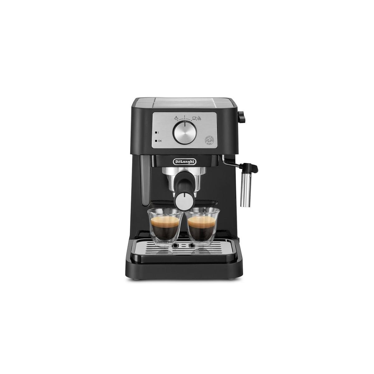 Eine schwarze Espressomaschine mit zwei Gläsern Espresso.