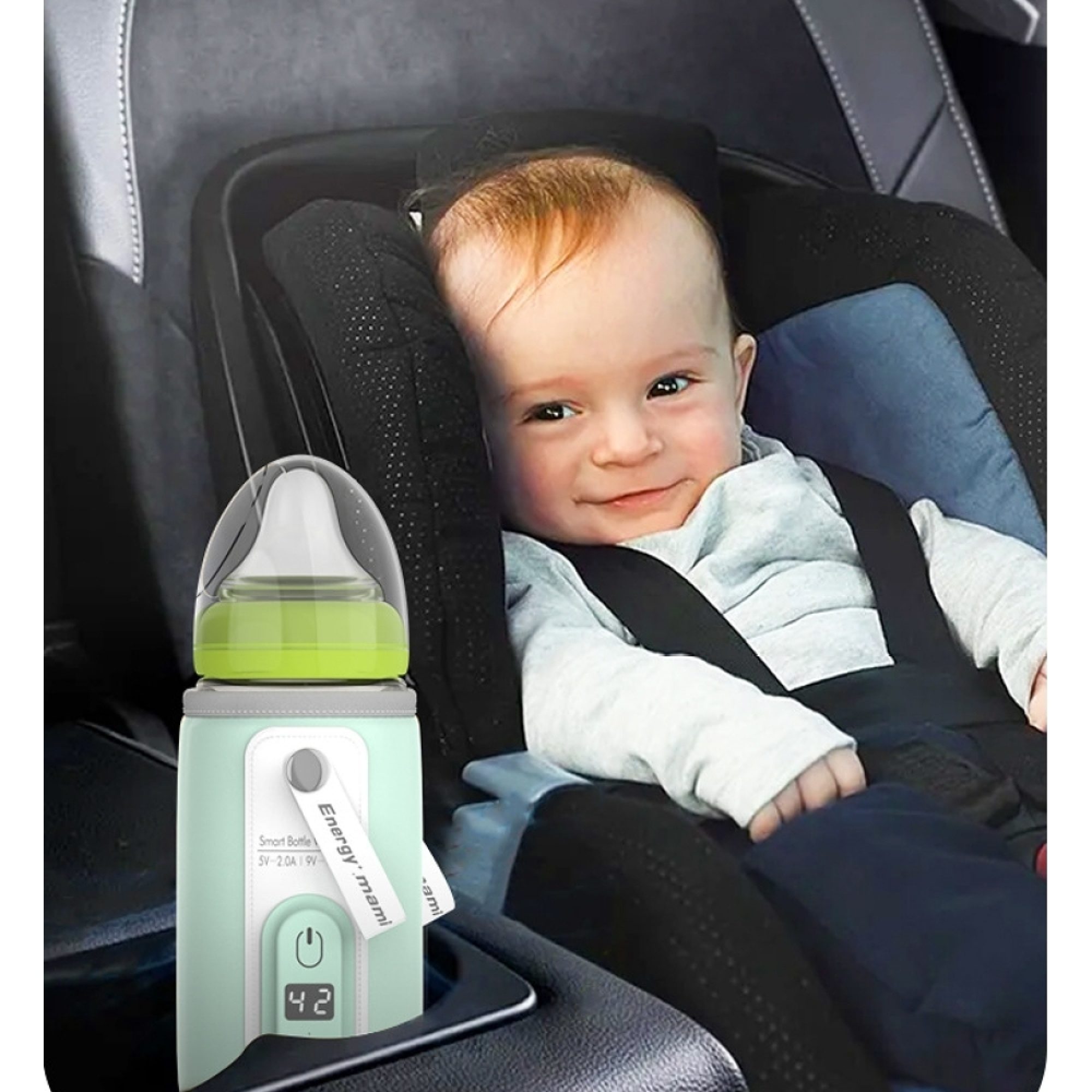 Ein Baby sitzt in einem Autositz neben einem aufgewärmten Flaschenwärmer.