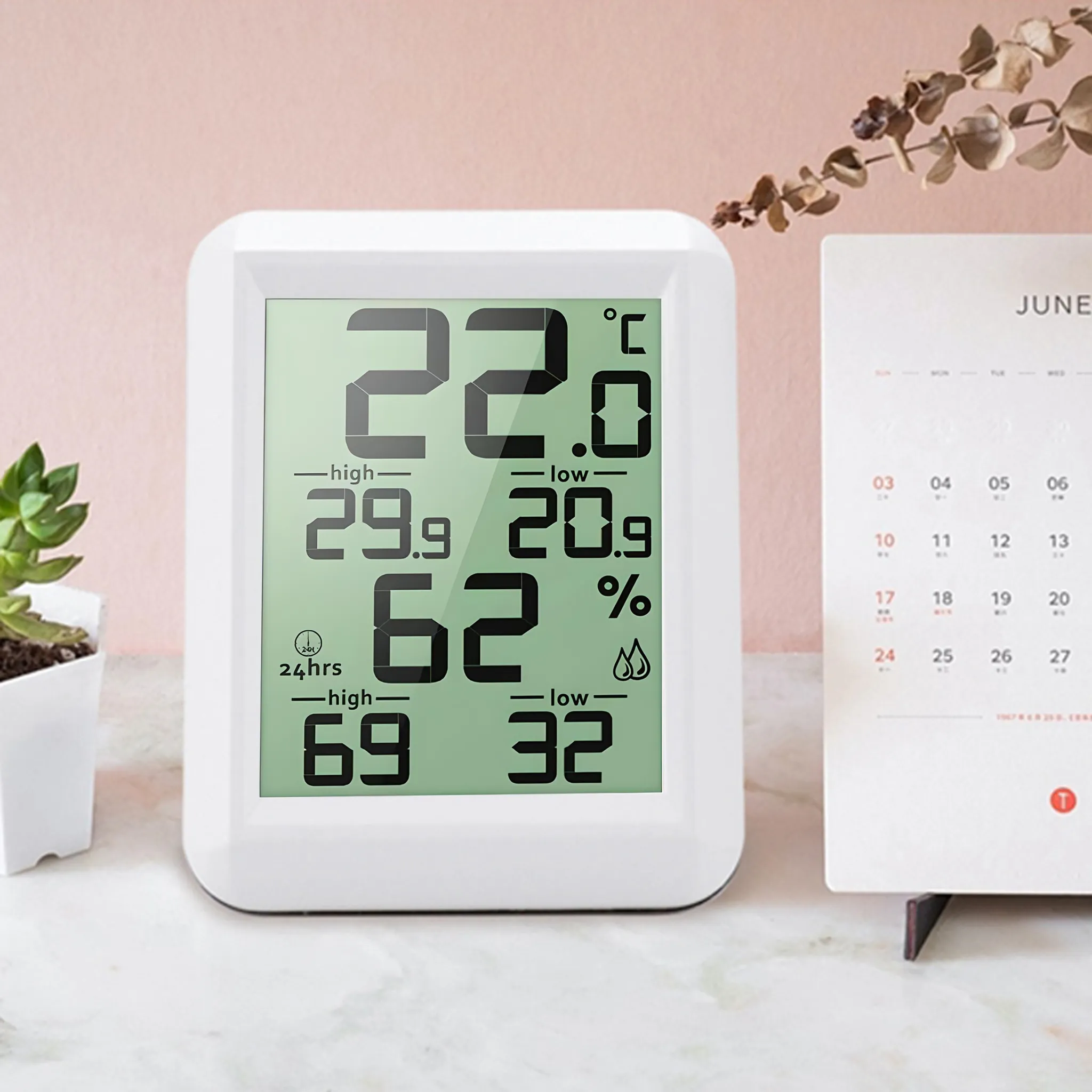 Ein weißes digitales Thermometer/Hygrometer zeigt 22,5 Grad Celsius und 62% Luftfeuchtigkeit an.