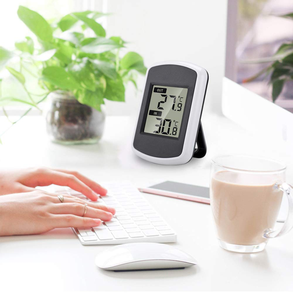Ein digitales Thermometer zeigt 27,9°C außen und 30,8°C innen an.