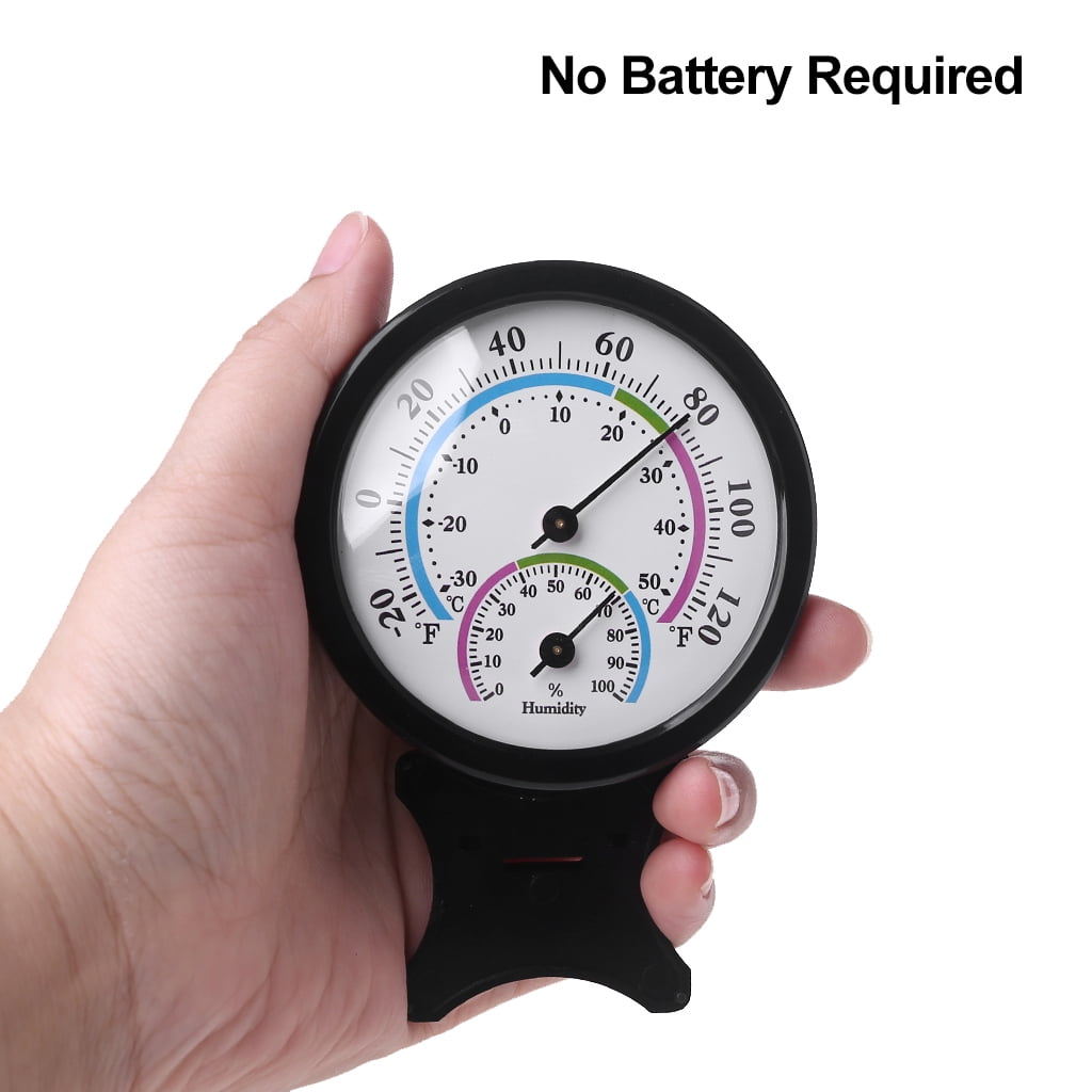 Hand hält Thermometer/Hygrometer mit zwei Zifferblättern. Kein Akku benötigt.