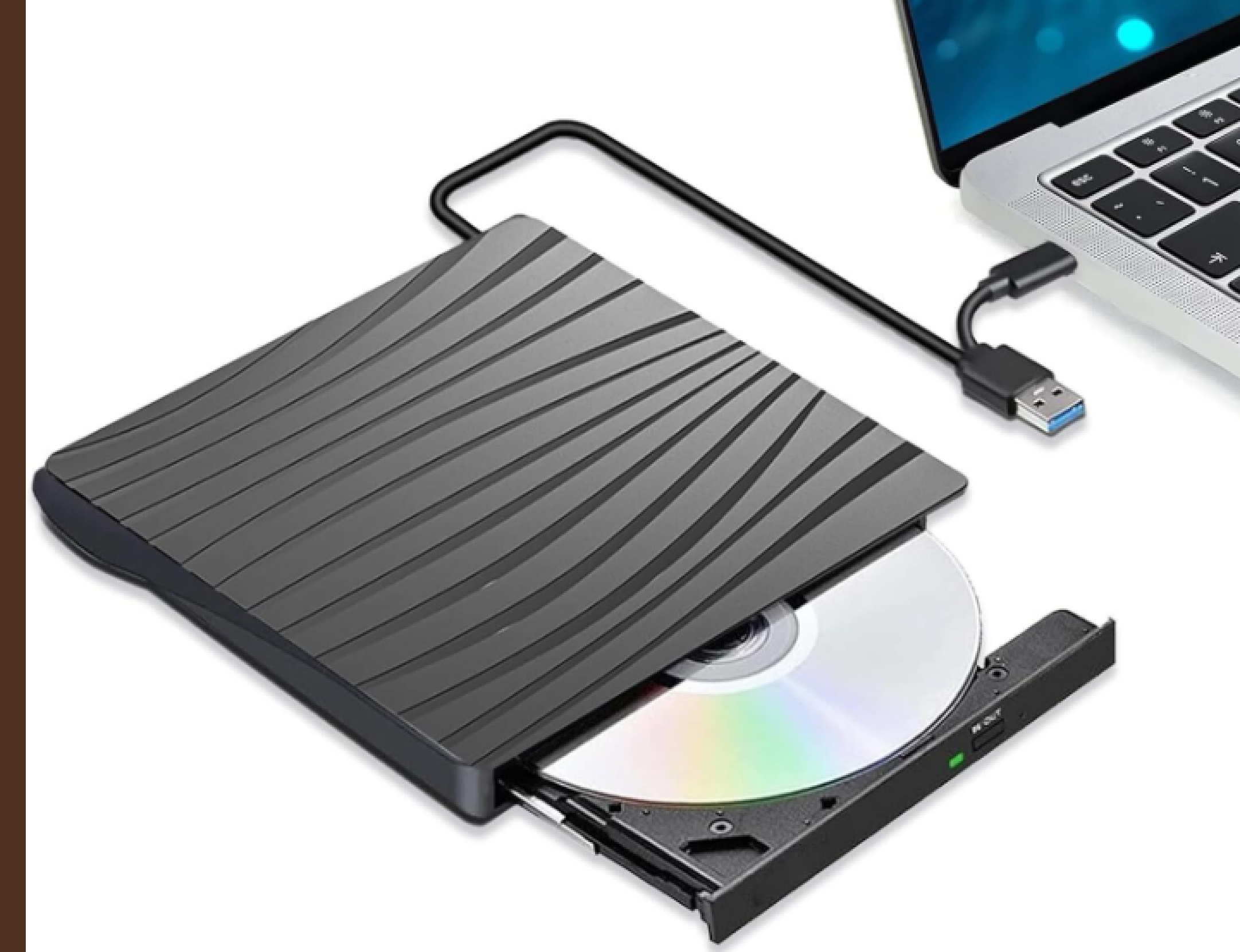 Ein externer USB-DVD-Brenner mit eingelegter Disc ist mit einem Laptop verbunden.