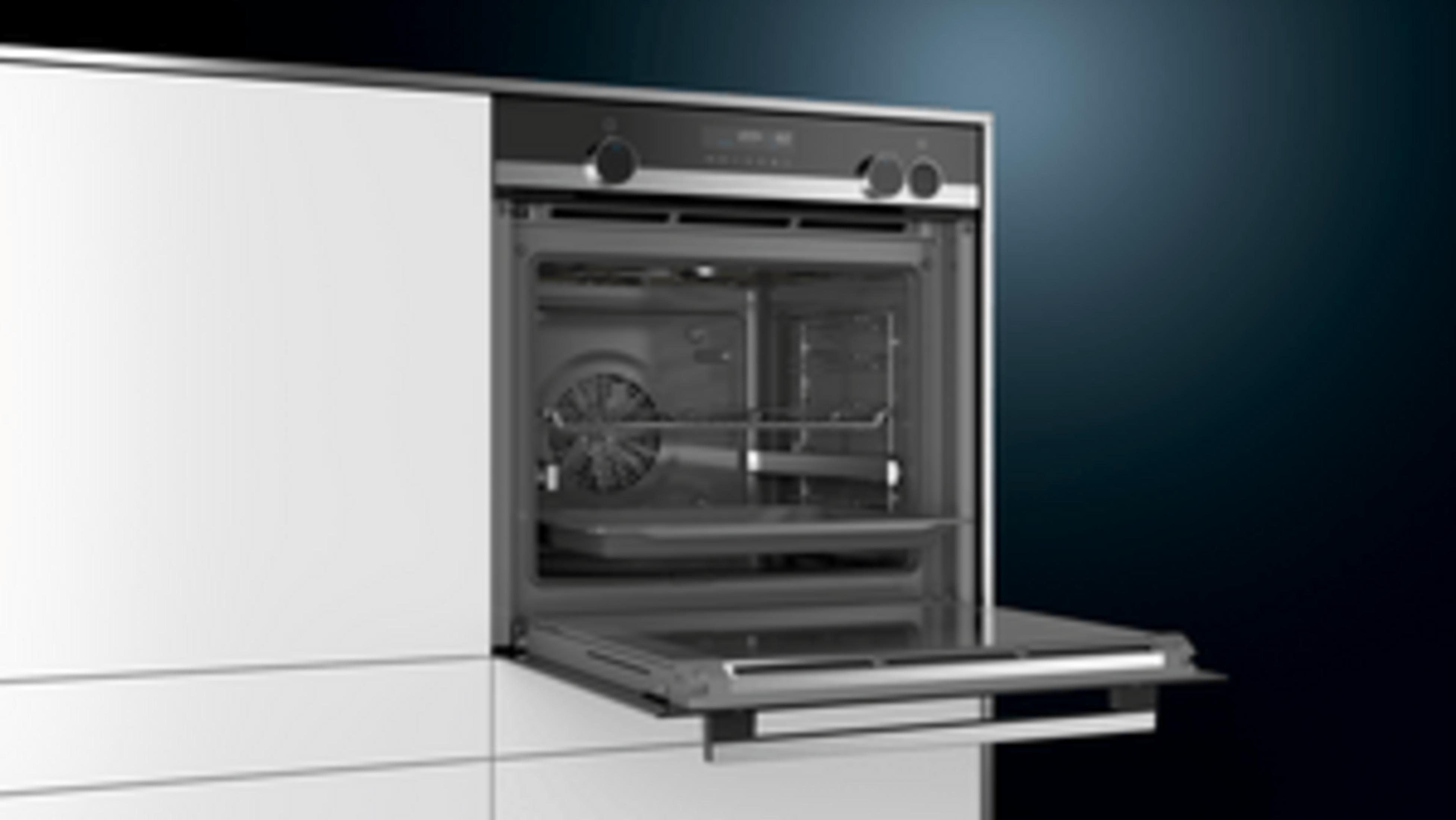 Un horno empotrado moderno con puerta extraíble y panel de control digital.