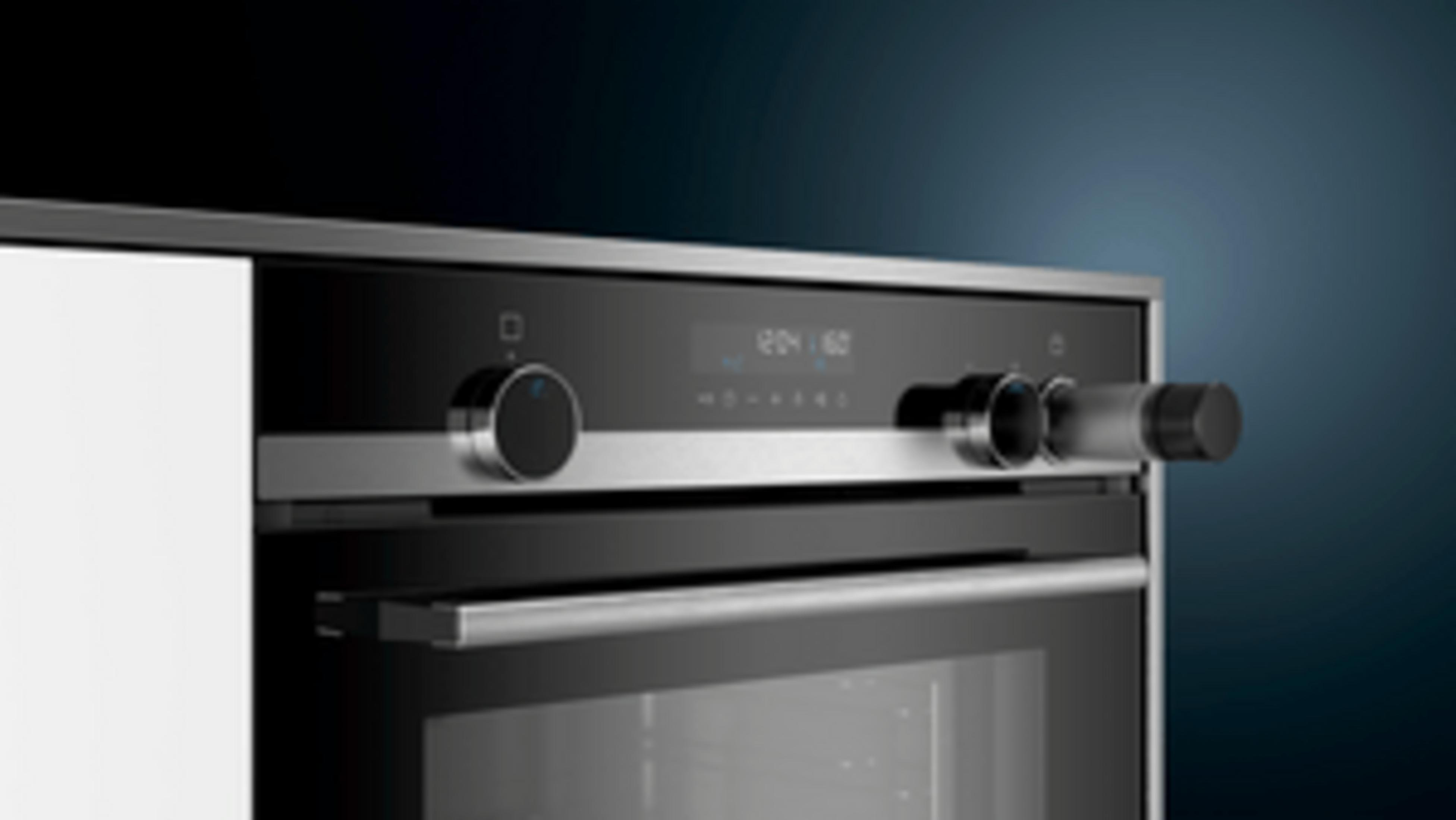 Un horno empotrado moderno con pantalla digital y controles giratorios.