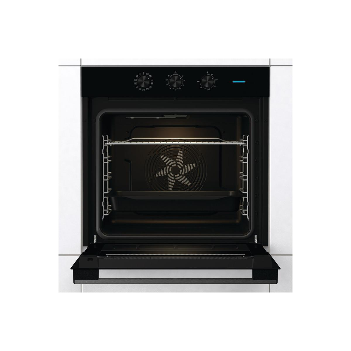 Un moderno forno nero con la porta aperta, che mostra la ventola e le griglie.