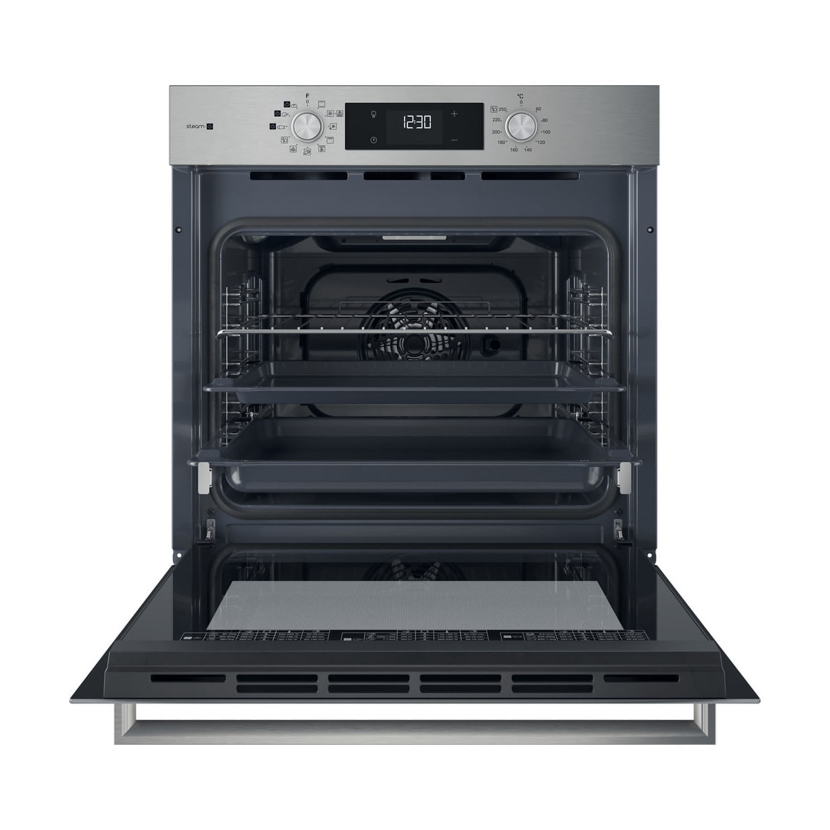 Un forno da incasso aperto con finiture in acciaio inox e display digitale.