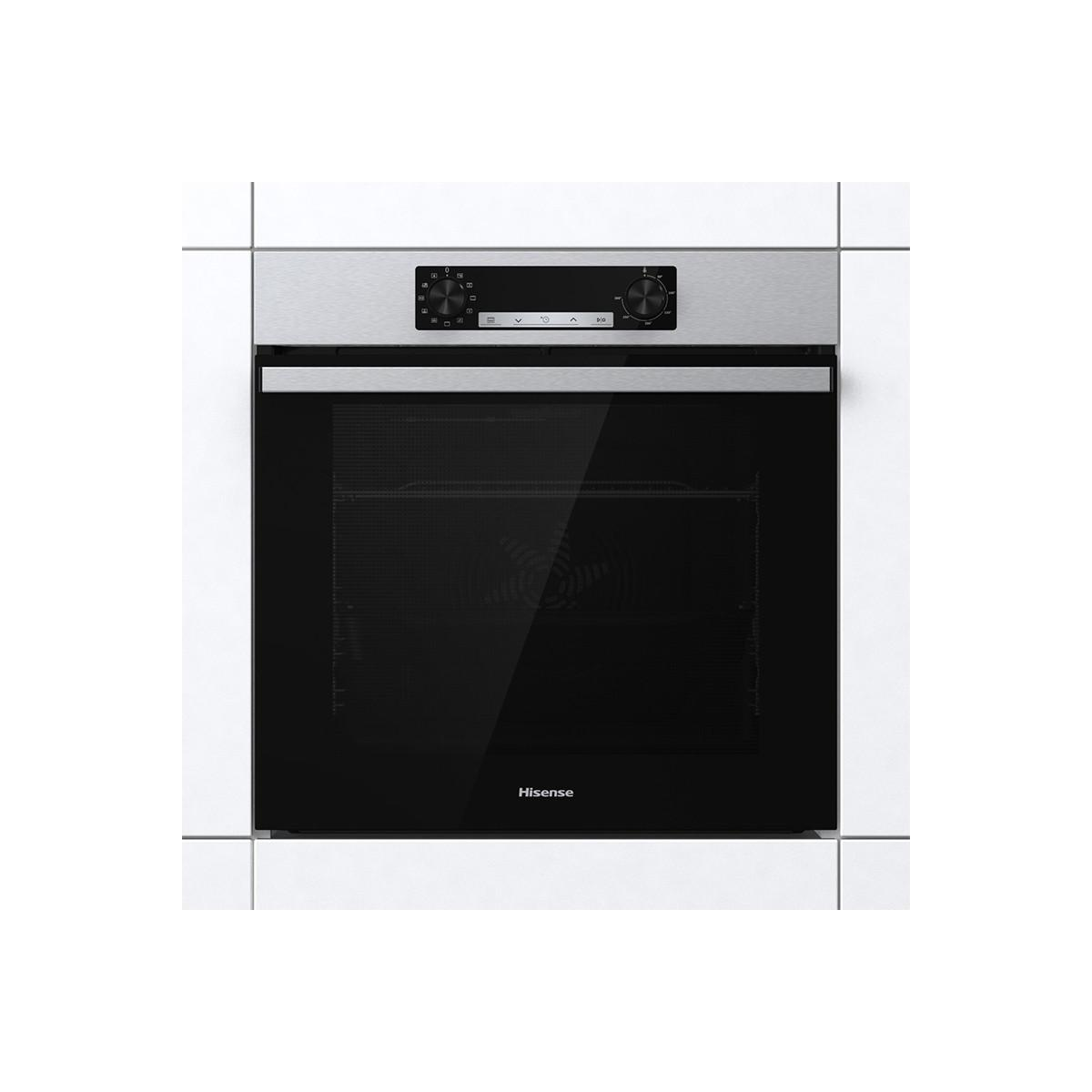 Un moderno forno da incasso Hisense con accenti in acciaio inossidabile e porta in vetro nero.