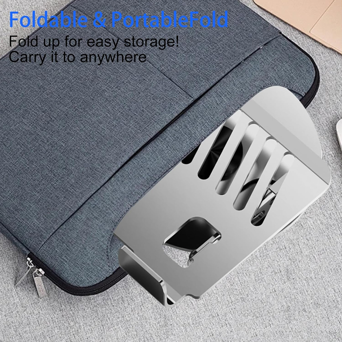Ein silberner Laptopständer befindet sich teilweise in einer grauen Laptoptasche. Text ist auf dem Bild.