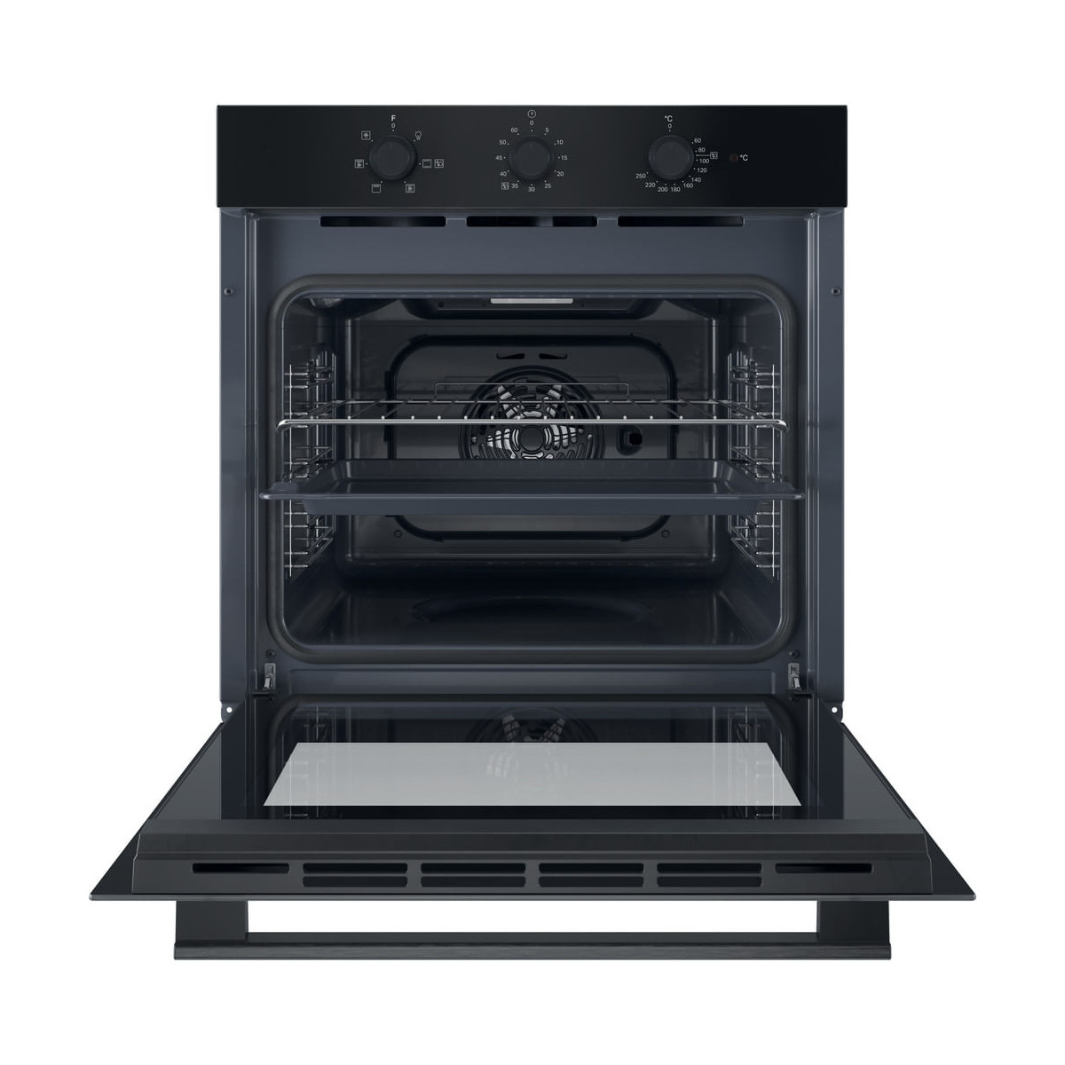 Un forno da incasso nero con porta aperta, che mostra due griglie e una ventola.