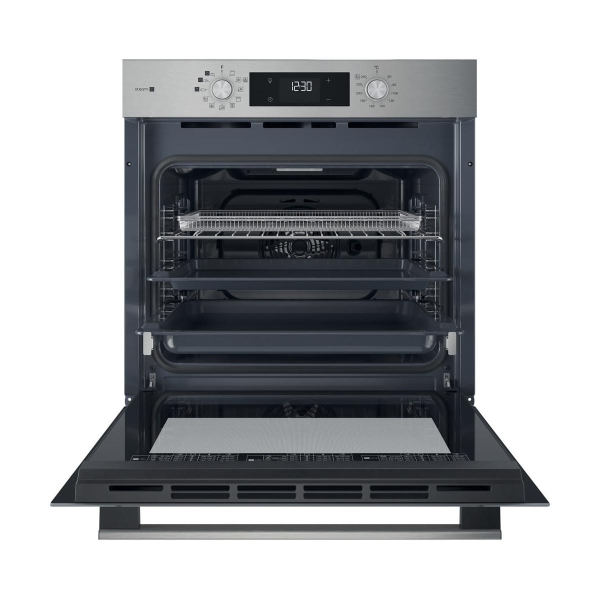 Un forno da incasso aperto con pannello di controllo argentato e display digitale.