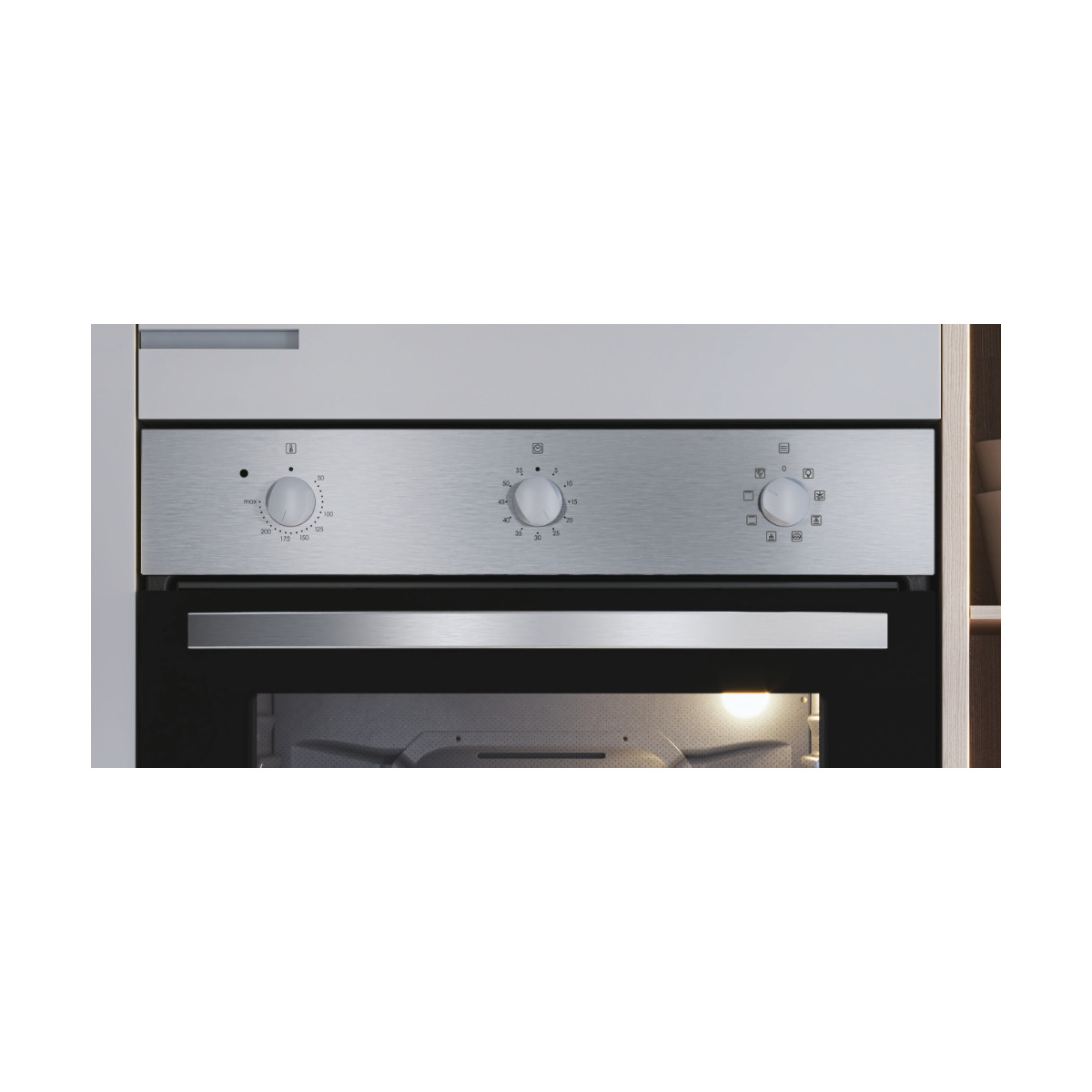 Primo piano del pannello di controllo del forno in acciaio inossidabile con tre manopole e simboli.