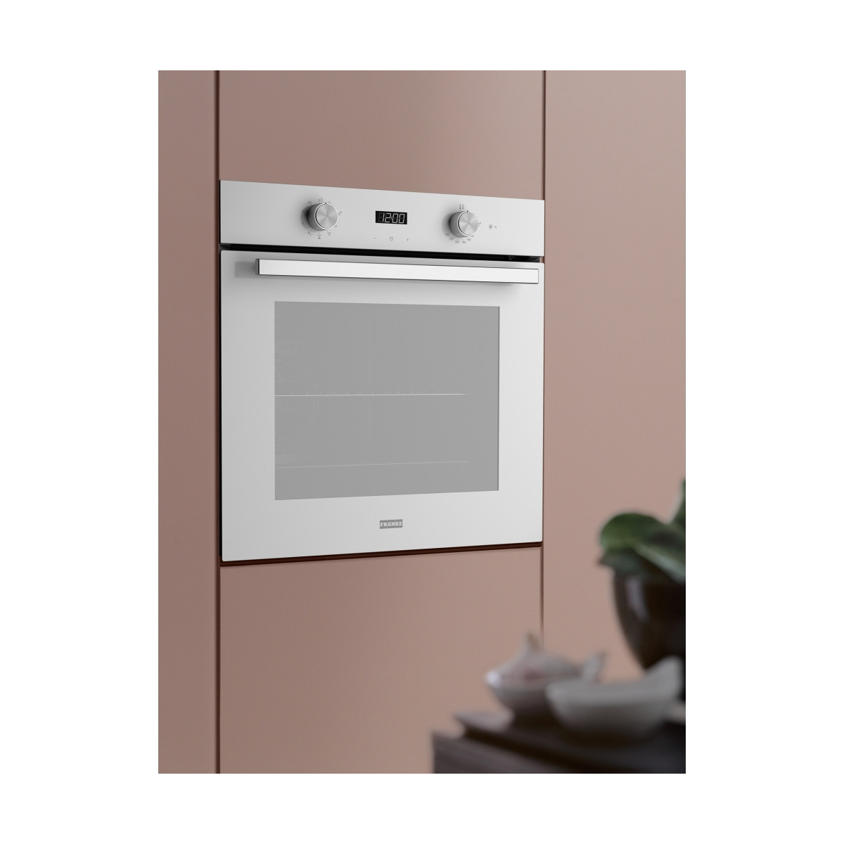 Forno da incasso bianco con maniglia argentata e display digitale.