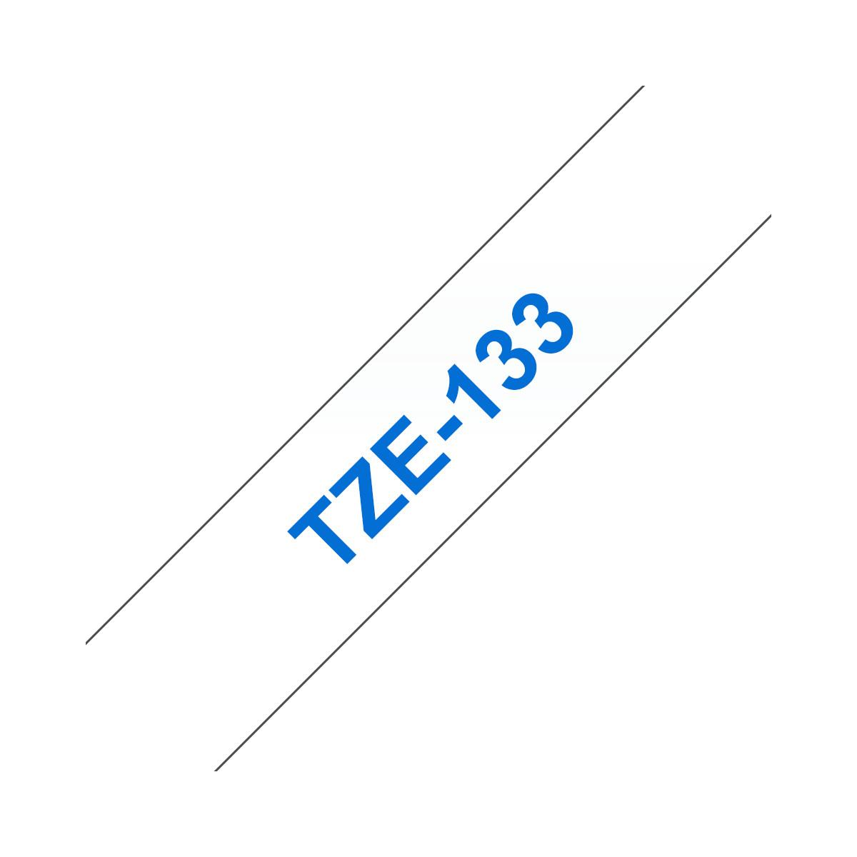 Ein weißes Band mit blauen Buchstaben "TZE-133" diagonal auf weißem Grund.