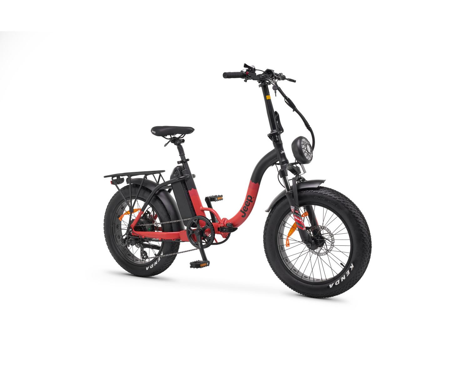 Una bicicletta elettrica rossa e nera con pneumatici larghi, portapacchi e faro.