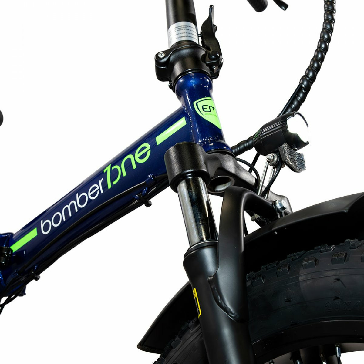 E-bike blu con scritta "bomber 7one" e sospensione anteriore.