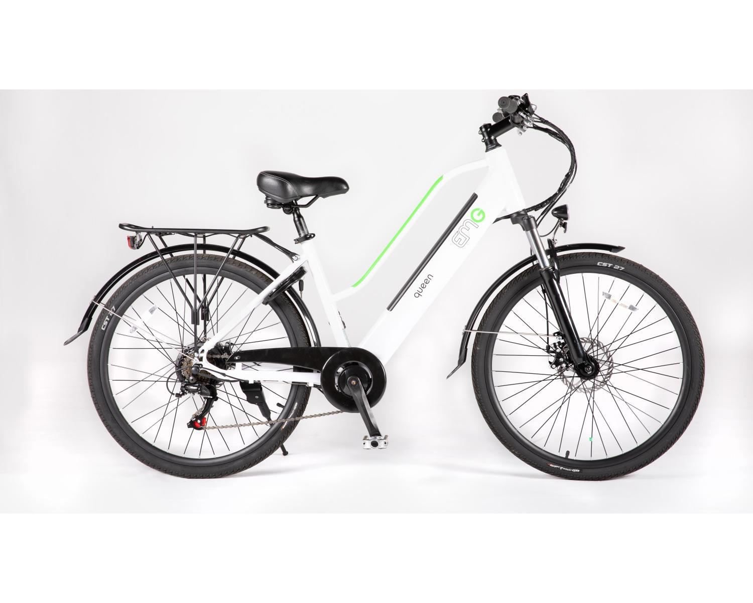 Ein weißes E-Bike mit Gepäckträger und grünen Akzenten steht vor weißem Hintergrund.