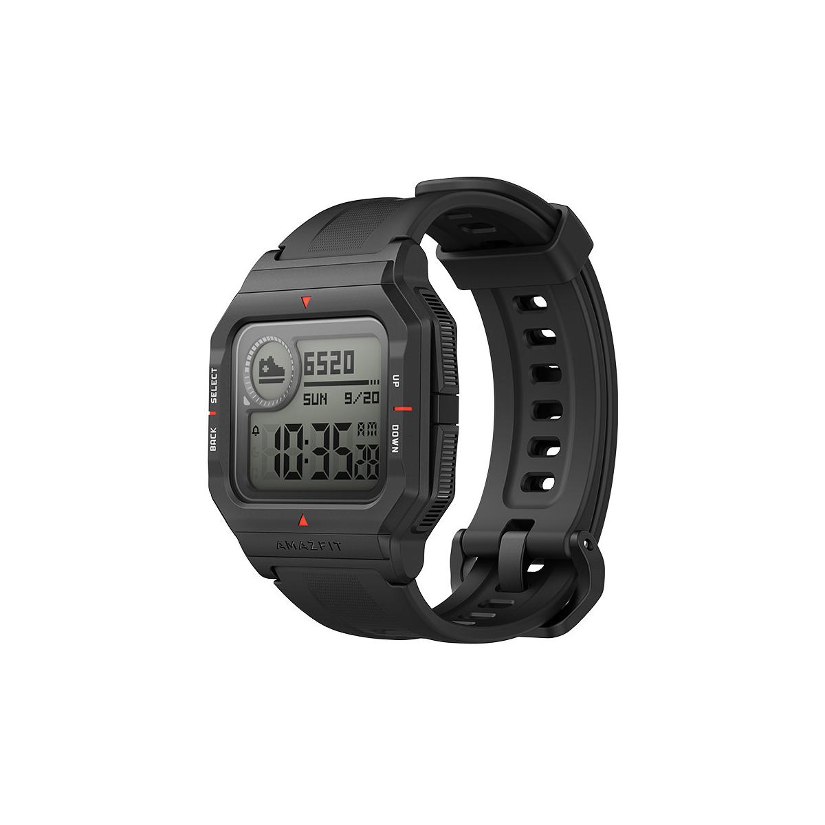 Schwarze Smartwatch mit digitalem Display, das Datum und Uhrzeit anzeigt.