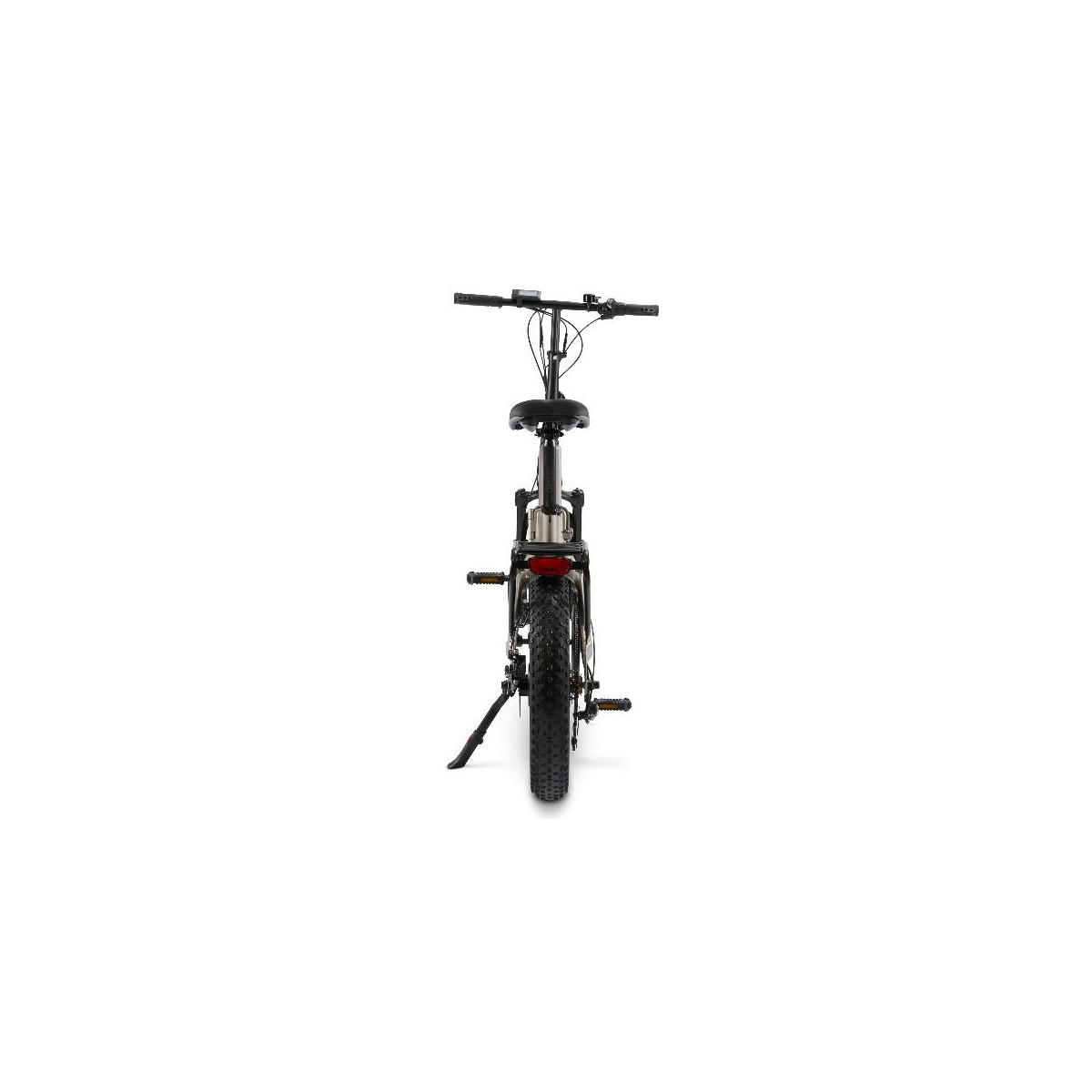 Una bicicleta eléctrica negra con llantas anchas y luz trasera roja, vista de frente sobre blanco.