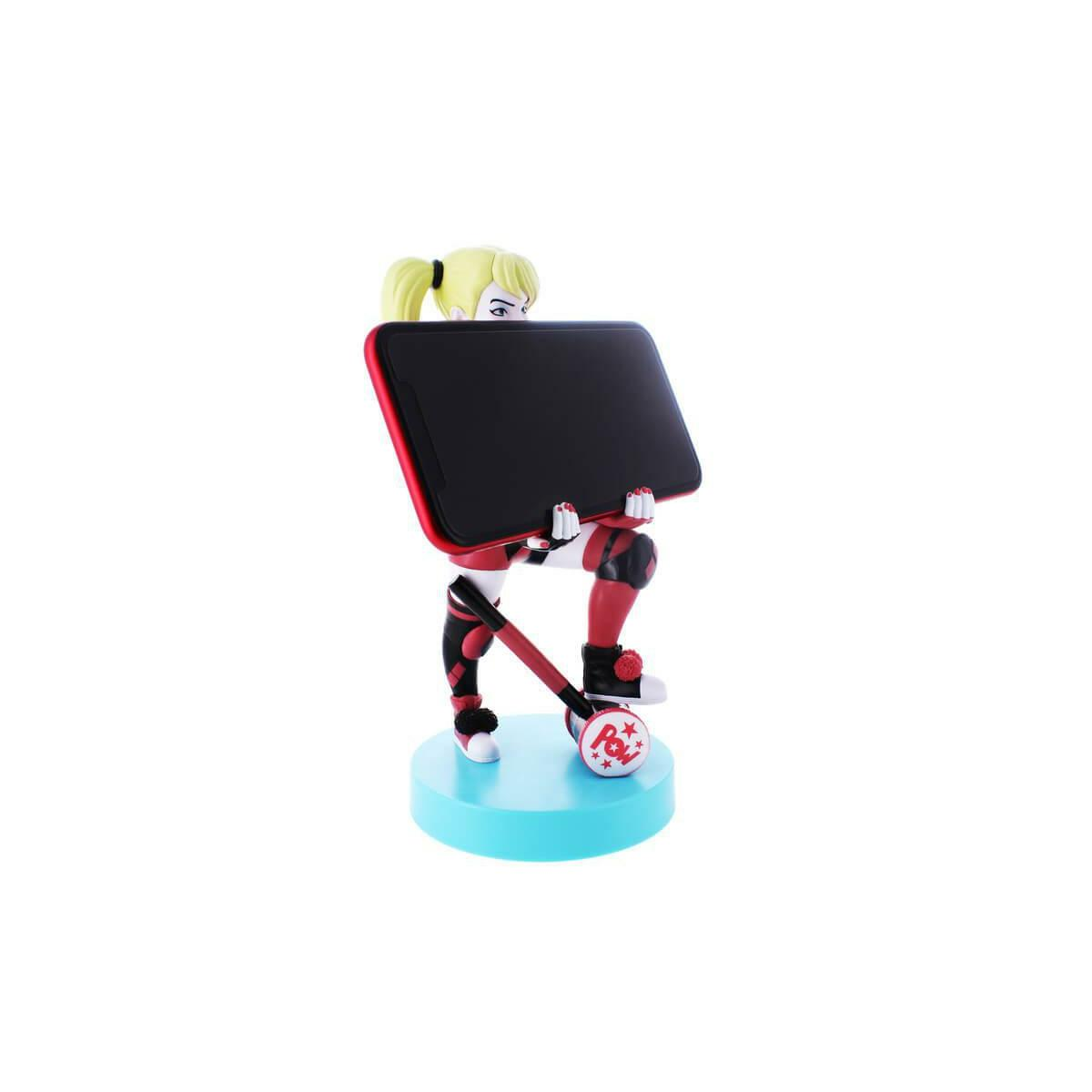 Statua di Harley Quinn che tiene uno smartphone su una base blu con mazze.