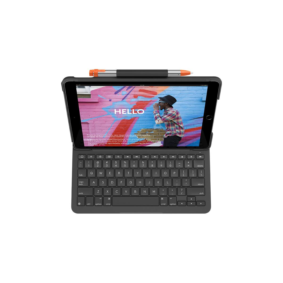 Un tablet con tastiera e stilo. Lo schermo mostra una persona davanti a un muro colorato.