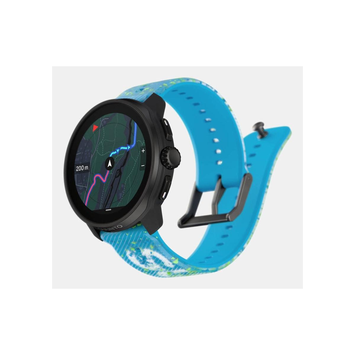 Uno smartwatch blu con cinturino colorato e mappa sul display.